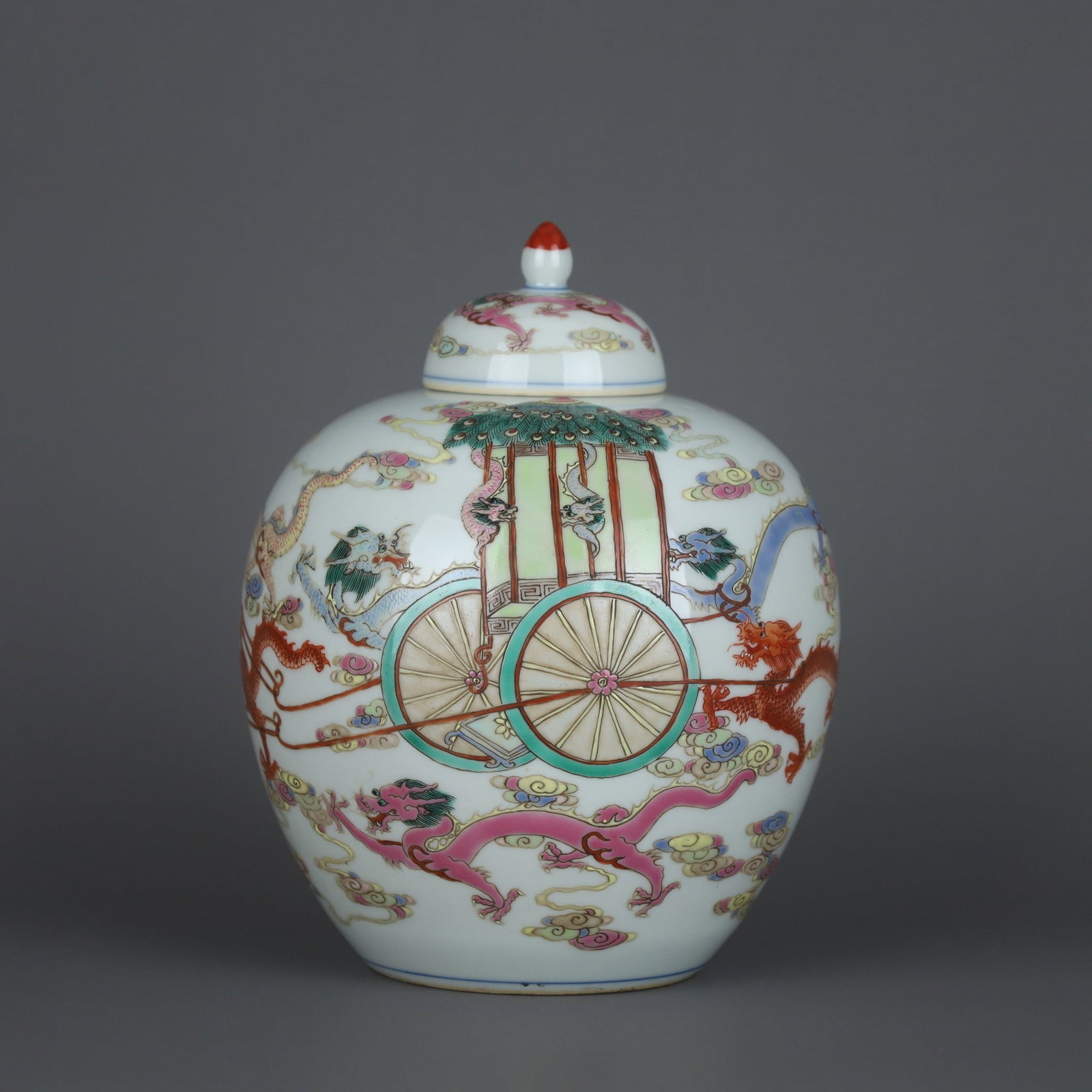 A Exquisite Famille Rose Dragon Pattern Jar: A Exquisite Famille Rose Dragon Pattern Jar,Qing Dynasty, China,Size:6.5inx5.3in 粉彩龙纹罐,中国清代