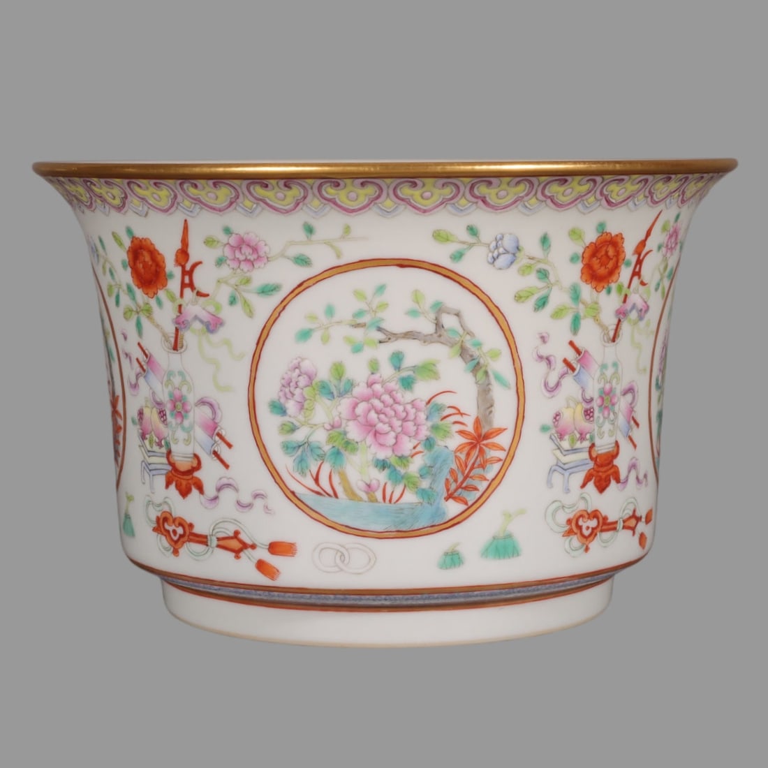 A Exquisite Famille-Rose Painted Gold Flower Pattern Bowl: A Exquisite Famille-Rose Painted Gold Flower Pattern Bowl,Qing Dynasty, China,Guangxu Six-character Mark,Size:3.7inx5.7inx3.7in 粉彩描金花卉纹碗,中