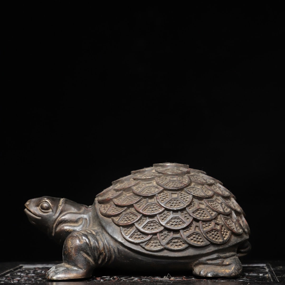 A Exquisite Gold-Foiled Bronze Turtle Ornament: A Exquisite Gold-Foiled Bronze Turtle Ornament,Qing Dynasty, China,Size:11.4inx6.3inx4.3in,Weight:5400g 铜拓金龟摆件,中国清代
