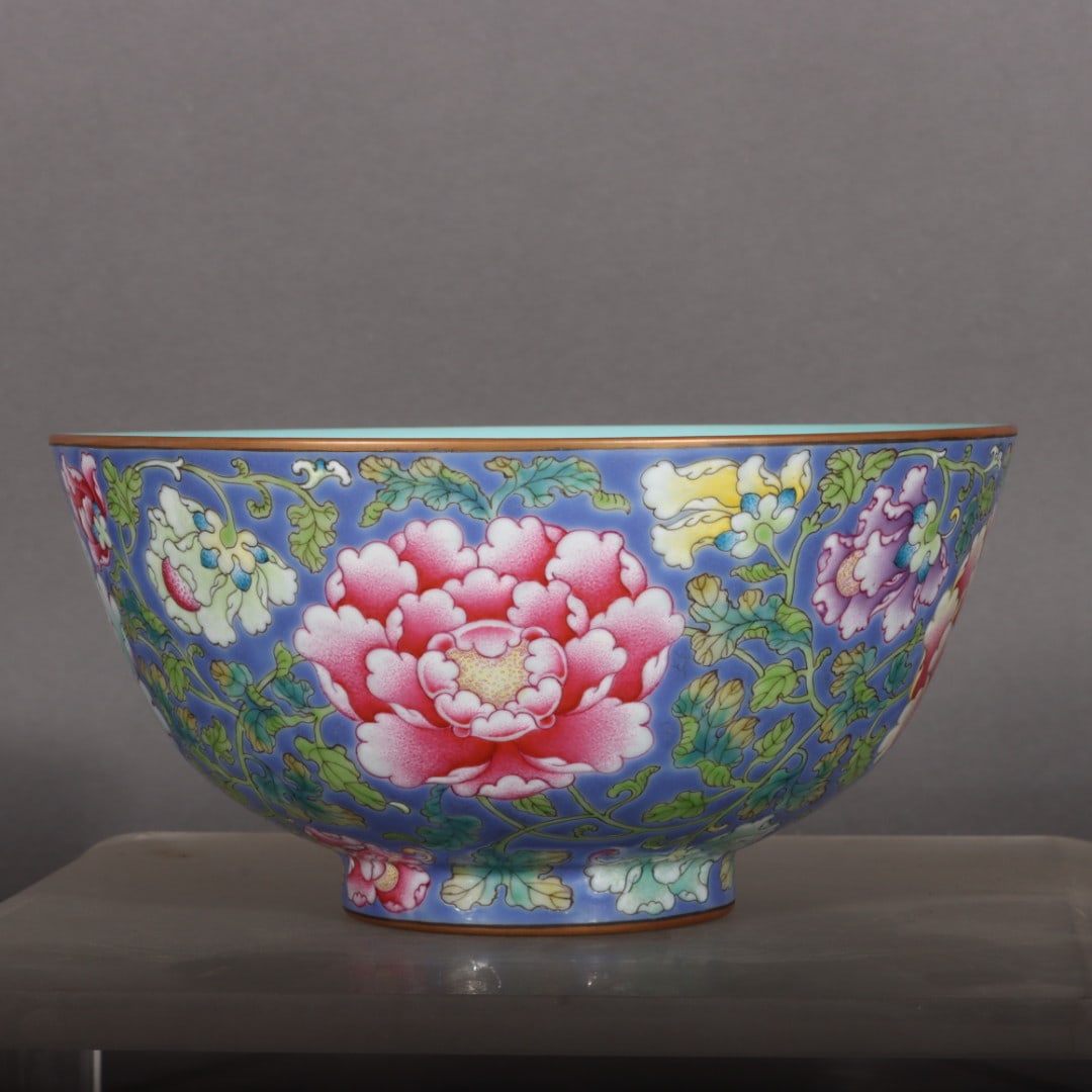 A Exquisite Famille-Rose Green Ground Flower Pattern Bowl: A Exquisite Famille-Rose Green Ground Flower Pattern Bowl,Qing Dynasty, China,Kangxi Four-character Mark,Size:3.1inx5.9inx2.4in