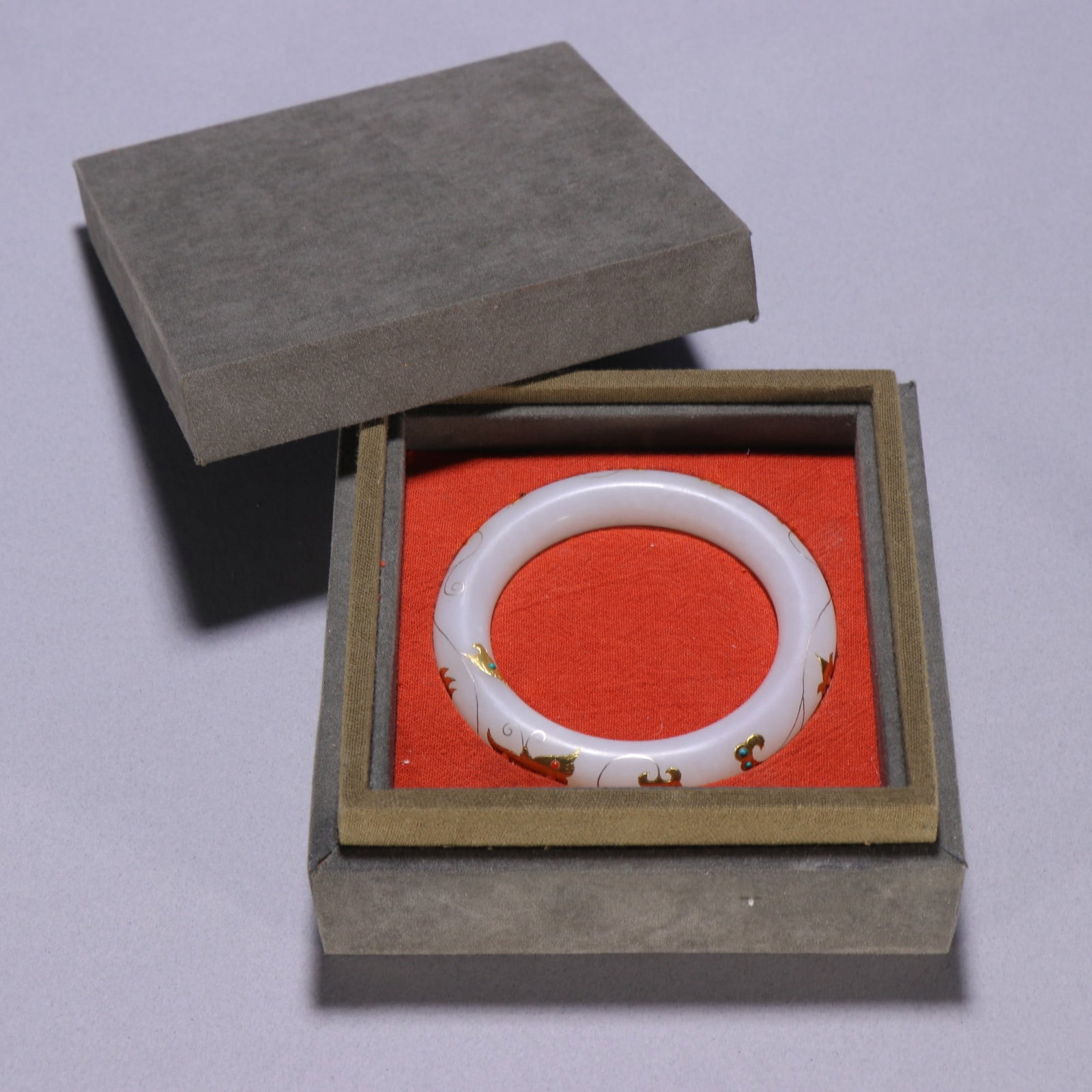 A Exquisite Hotan Jade Inlaid Gold Bracelets: A Exquisite Hotan Jade Inlaid Gold Bracelets,Qing Dynasty, China,Size:0.5inx2.2in,Weight:65.4g 和田玉嵌金手镯,中国清代