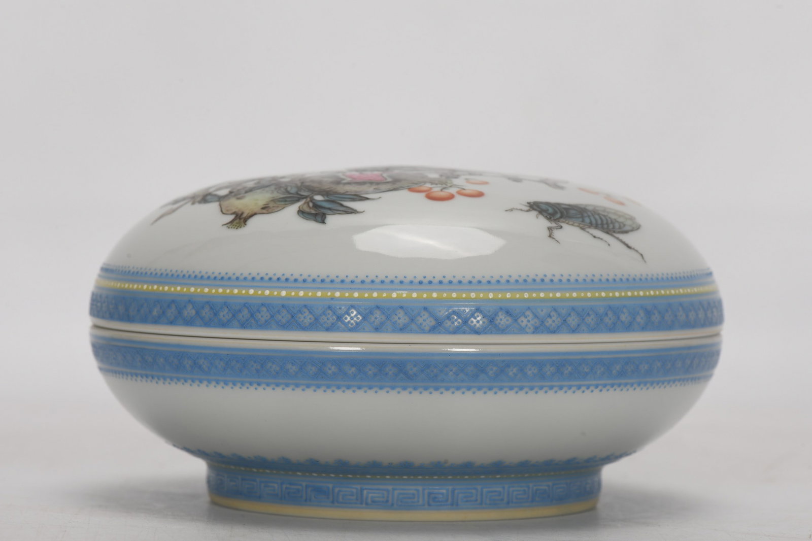 A Exquisite Famille Rose Antique Pattern Box: A Exquisite Famille Rose Antique Pattern Box,Qing Dynasty, China,Yongzheng Four-character Mark,Size:2.6inx4.8inx3.1in