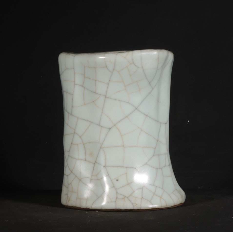 A Exquisite Ge Yao Brush Pot: A Exquisite Ge Yao Brush Pot,Qing Dynasty, China,Size:4.7inx3.9in 哥窑笔筒,中国清代