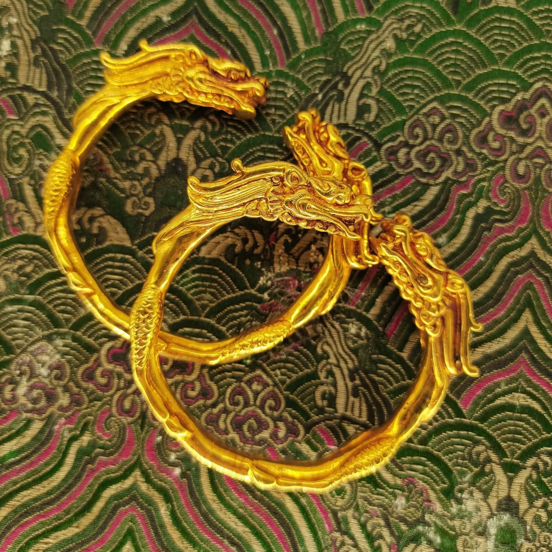 A pair of Exquisite Gilt Bronze Dragon Head Bracelets: A pair of Exquisite Gilt Bronze Dragon Head Bracelets,Tang Dynasty, China,Size:3.1in 一对铜鎏金龙头手镯,中国唐代