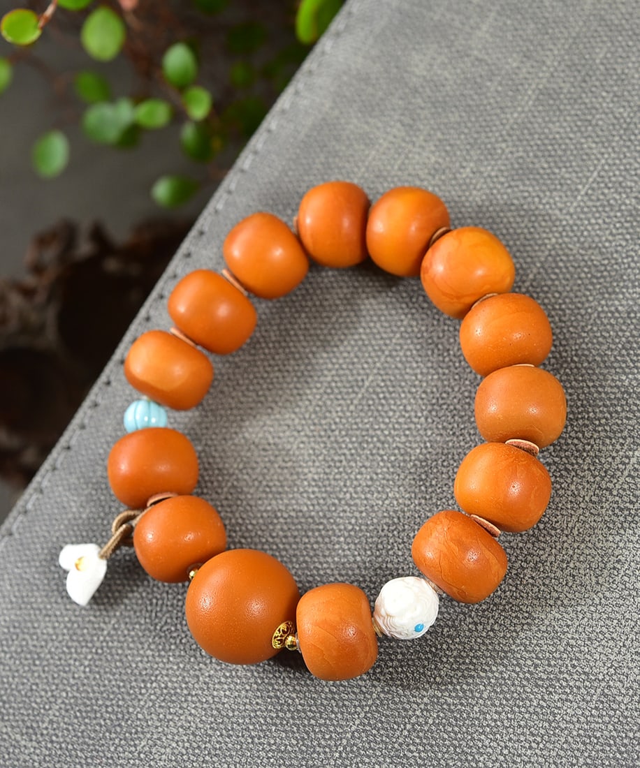 A Exquisite Amber Bracelet: Amber Bracelet,Qing Dynasty, China,Size:0.6in, Weight:23.6g 密蜡手串,中国清代