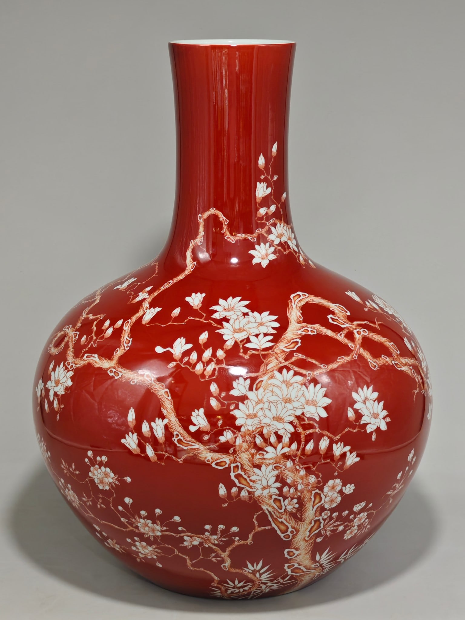 A Exquisite Iron-Red Flower Pattern Vase: A Exquisite Iron-Red Flower Pattern Vase,Qing Dynasty, China,Qianlong Six-character Mark,Size:20.5inx15in 矾红花卉纹瓶,中国清代,乾&