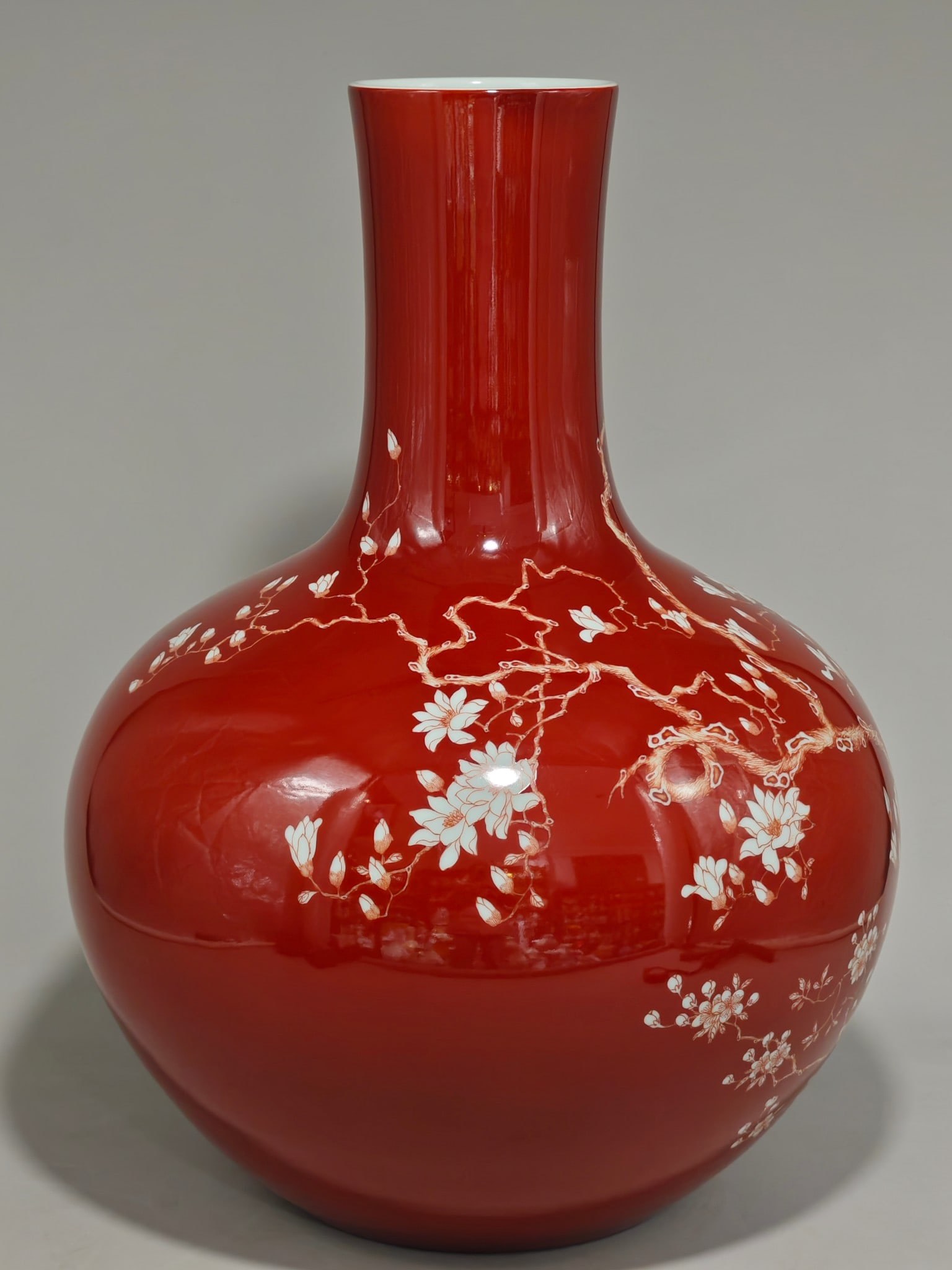 A Exquisite Iron-Red Flower Pattern Vase - 2