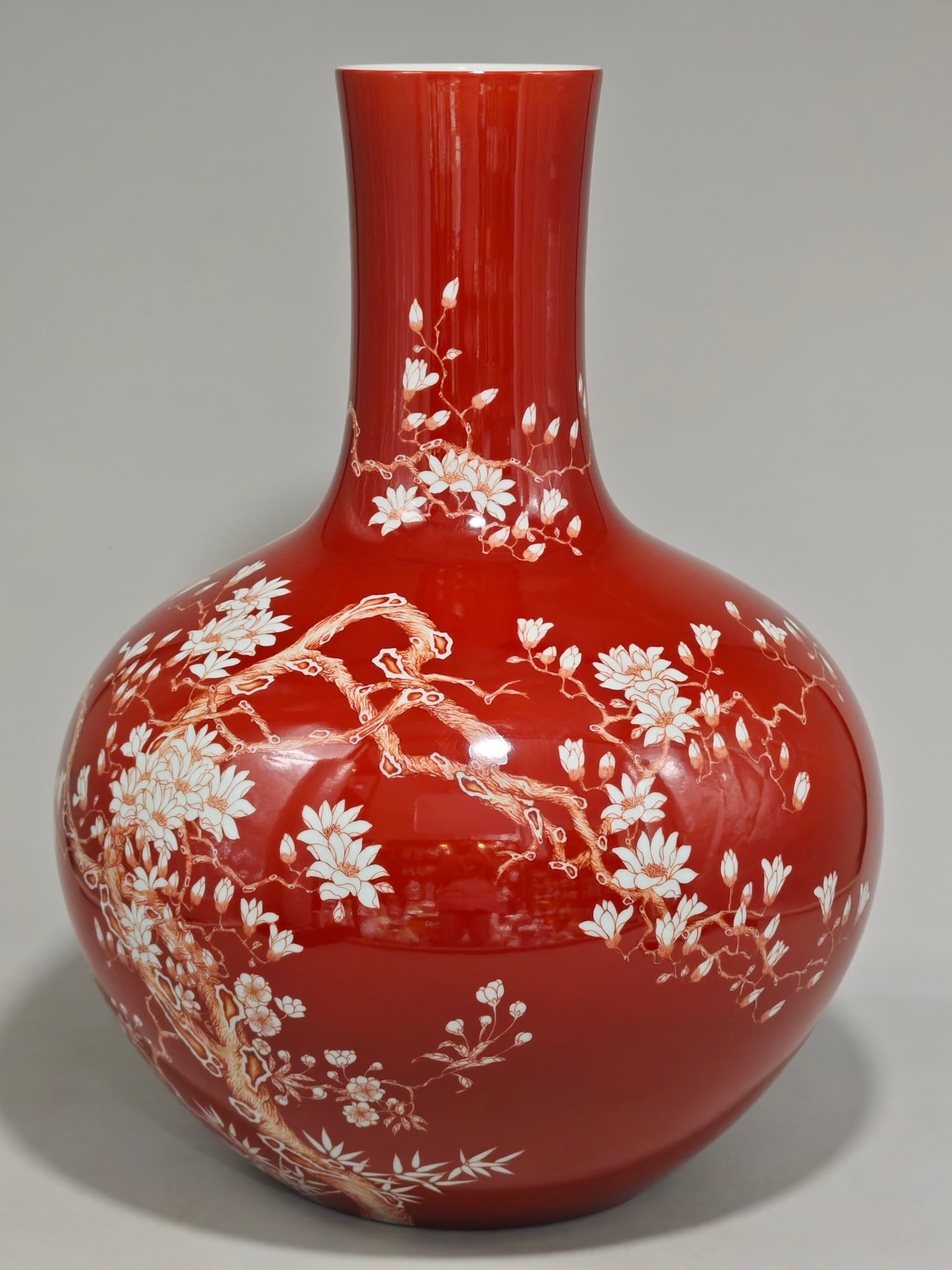 A Exquisite Iron-Red Flower Pattern Vase - 4