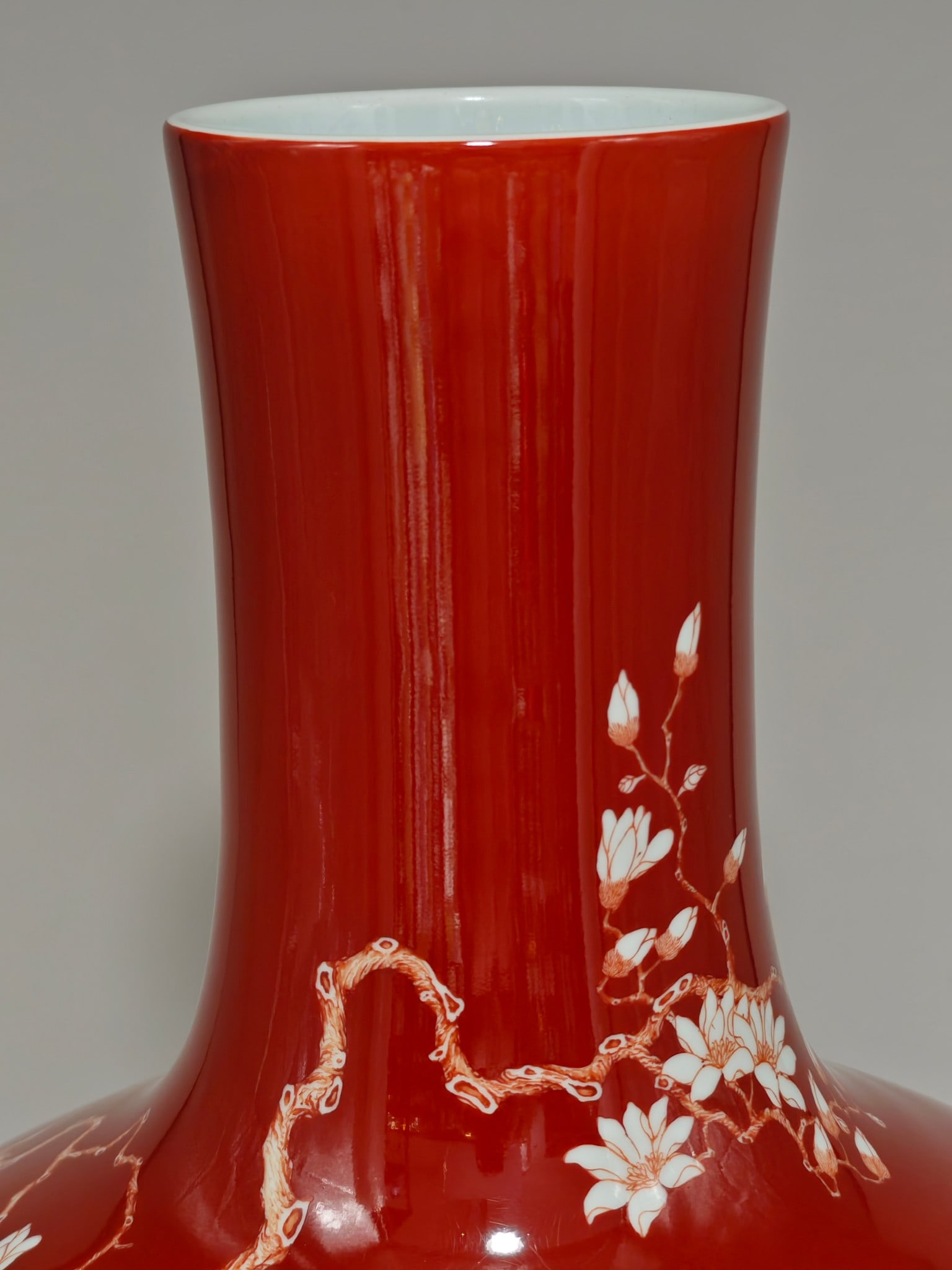 A Exquisite Iron-Red Flower Pattern Vase - 5