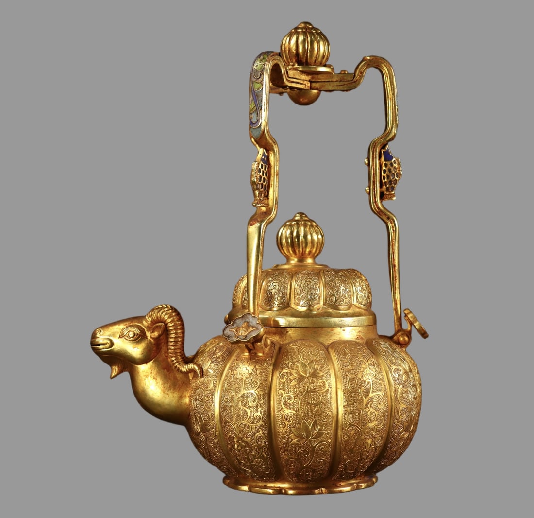 A Exquisite Gilt Bronze Sheep Head Ewer: A Exquisite Gilt Bronze Sheep Head Ewer,Qing Dynasty, China,Qianlong Four-character Mark,Size:9.3inx6.5inx4.1in,Weight:967g