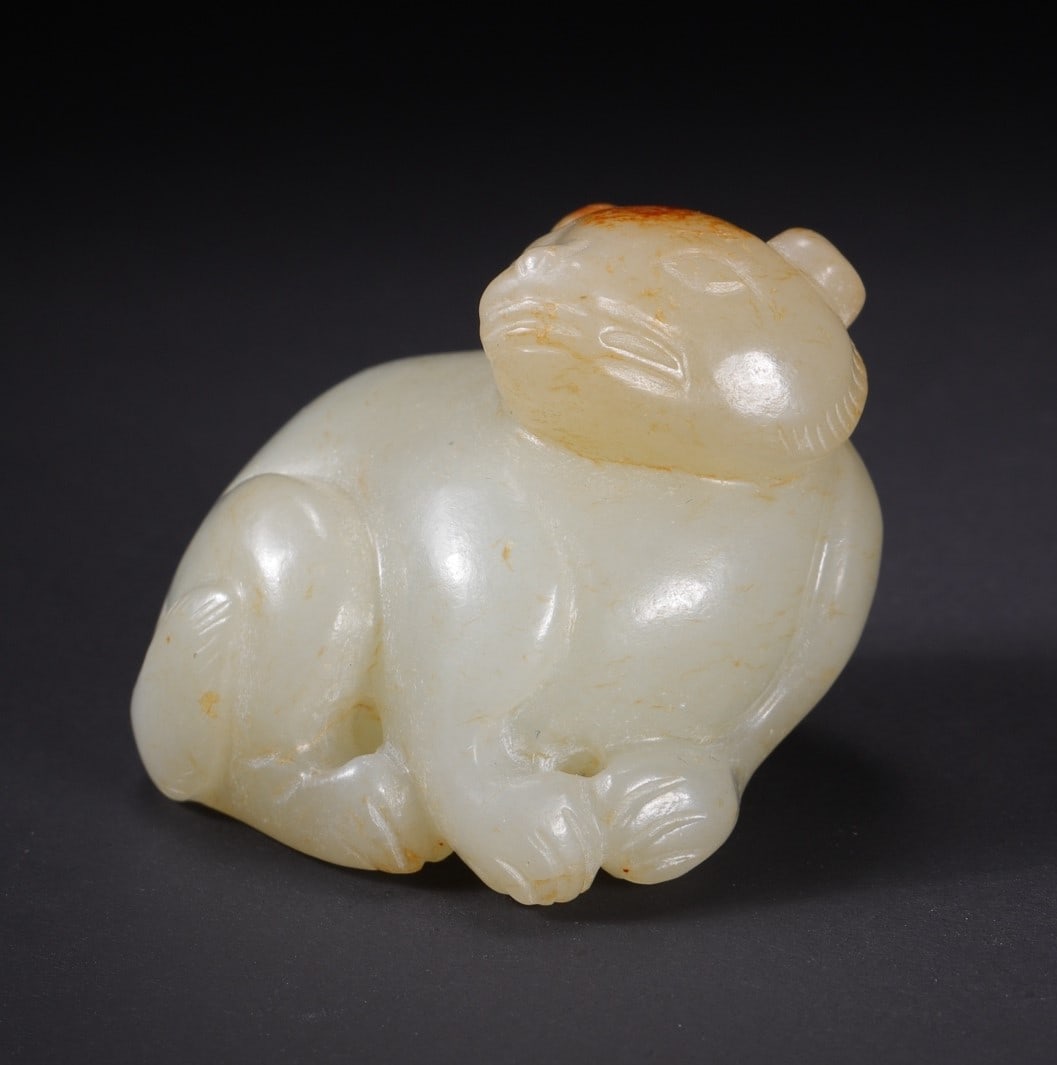 A Exquisite Hotan Jade Bear Ornament: A Exquisite Hotan Jade Bear Ornament,Qing Dynasty, China,Size:1.5inx1.1inx1.3in,Weight:55.5g 和田玉熊摆件,中国清代