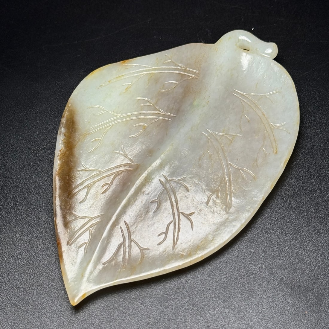 A Exquisite Hotan Jade Leaf Plaque: A Exquisite Hotan Jade Leaf Plaque,Qing Dynasty, China,Size:5.5inx3.5inx0.4in,Weight:126g 和田玉树叶牌,中国清代