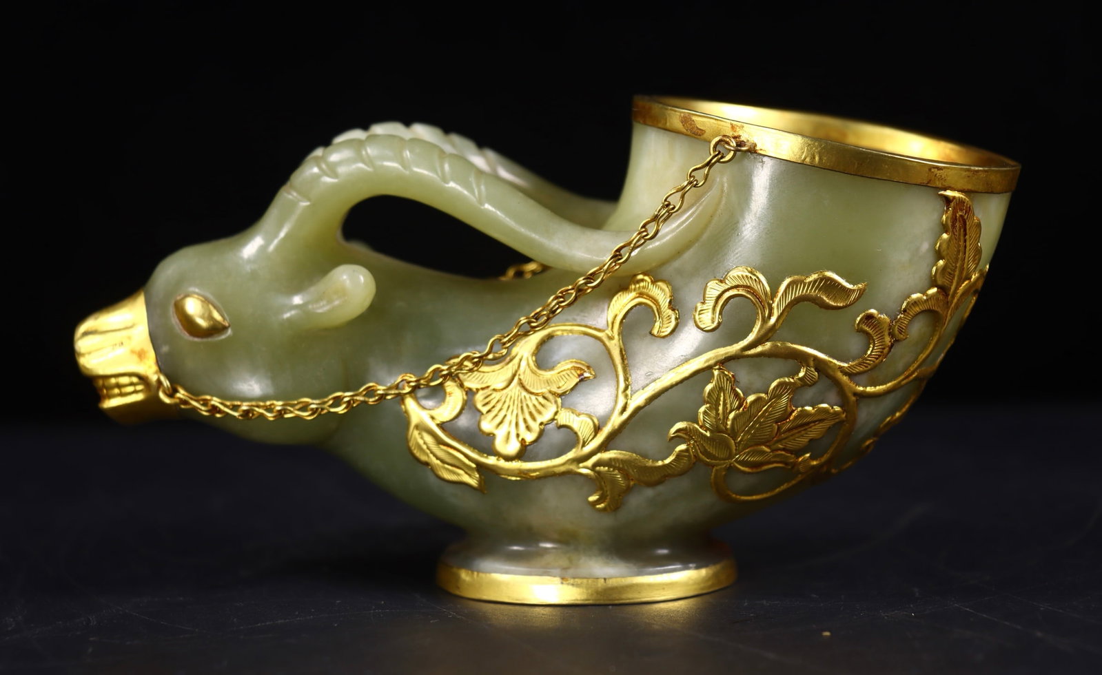 A Exquisite Hotan Jade Cover with Gold Sheep Head Cup: A Exquisite Hotan Jade Cover with Gold Sheep Head Cup,Qing Dynasty, China,Size:3.3inx6.1inx2.8in,Weight:558g