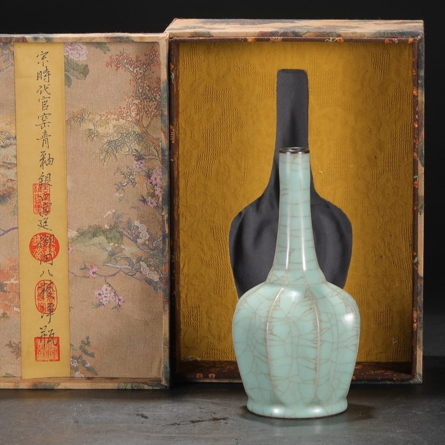 A Exquisite Guan yao Celadon Glazed With Silver Vase: A Exquisite Guan yao Celadon Glazed With Silver Vase,Song Dynasty, China,With Mark,Size:9.4inx1inx4.3in 官窑青釉银口瓶,中国宋代,४