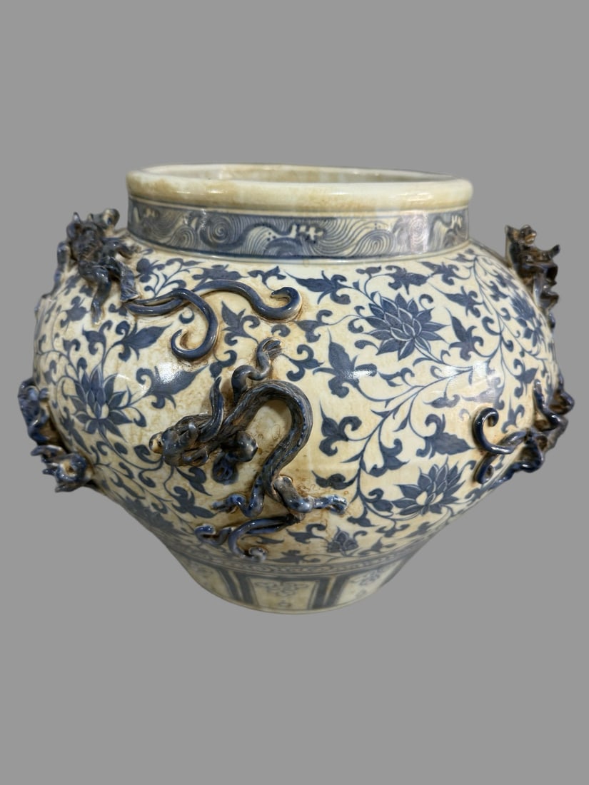 A Exquisite Blue and White Dragon Pattern Jar: A Exquisite Blue and White Dragon Pattern Jar,Yuan Dynasty, China,Size:11inx13.8in 青花龙纹罐,中国元代