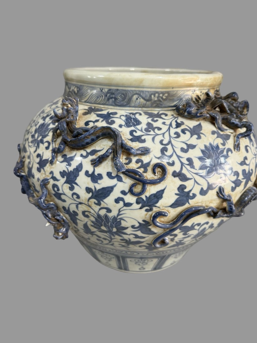 A Exquisite Blue and White Dragon Pattern Jar - 2