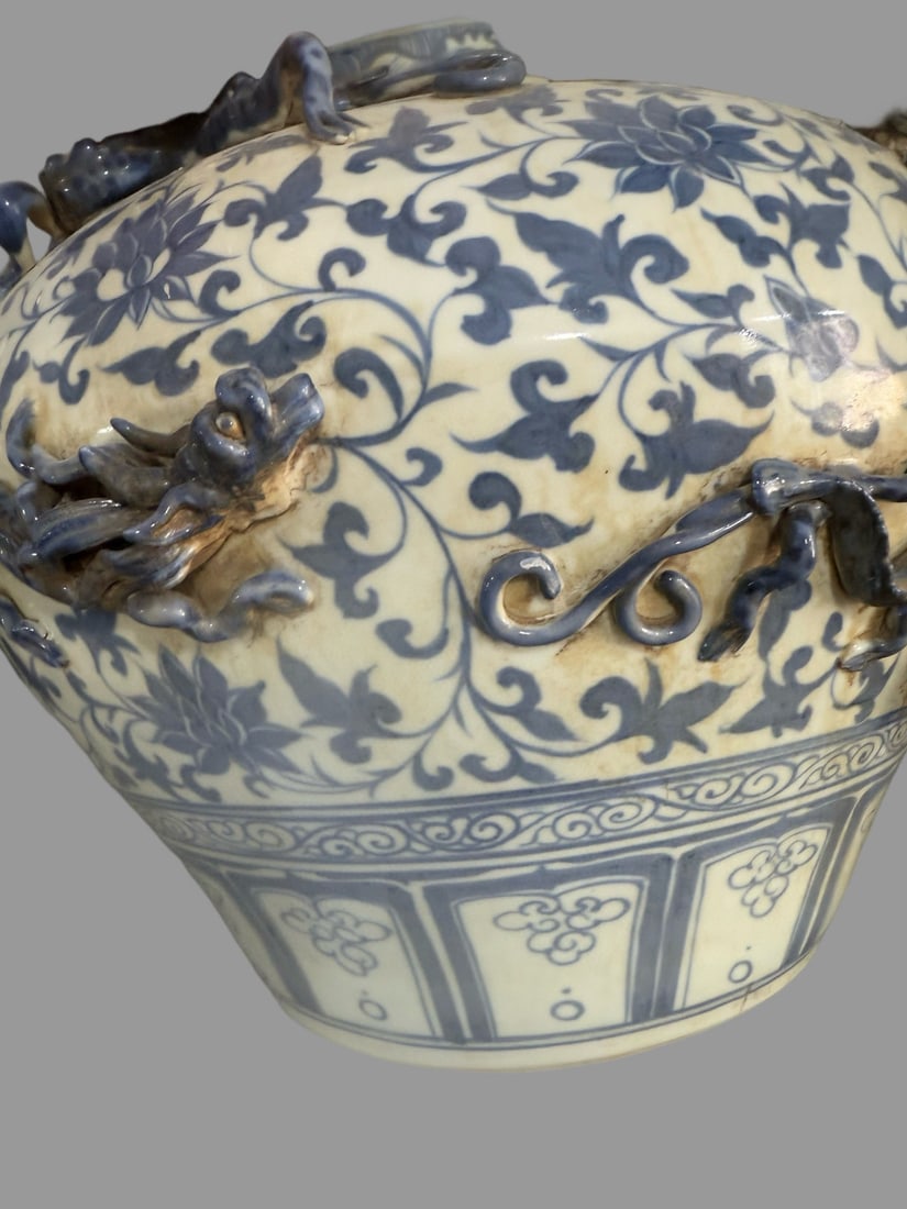A Exquisite Blue and White Dragon Pattern Jar - 3