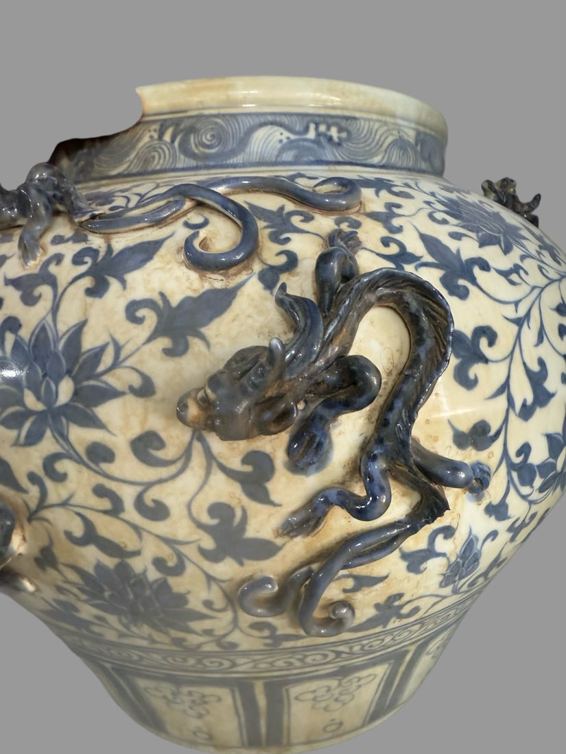 A Exquisite Blue and White Dragon Pattern Jar - 4