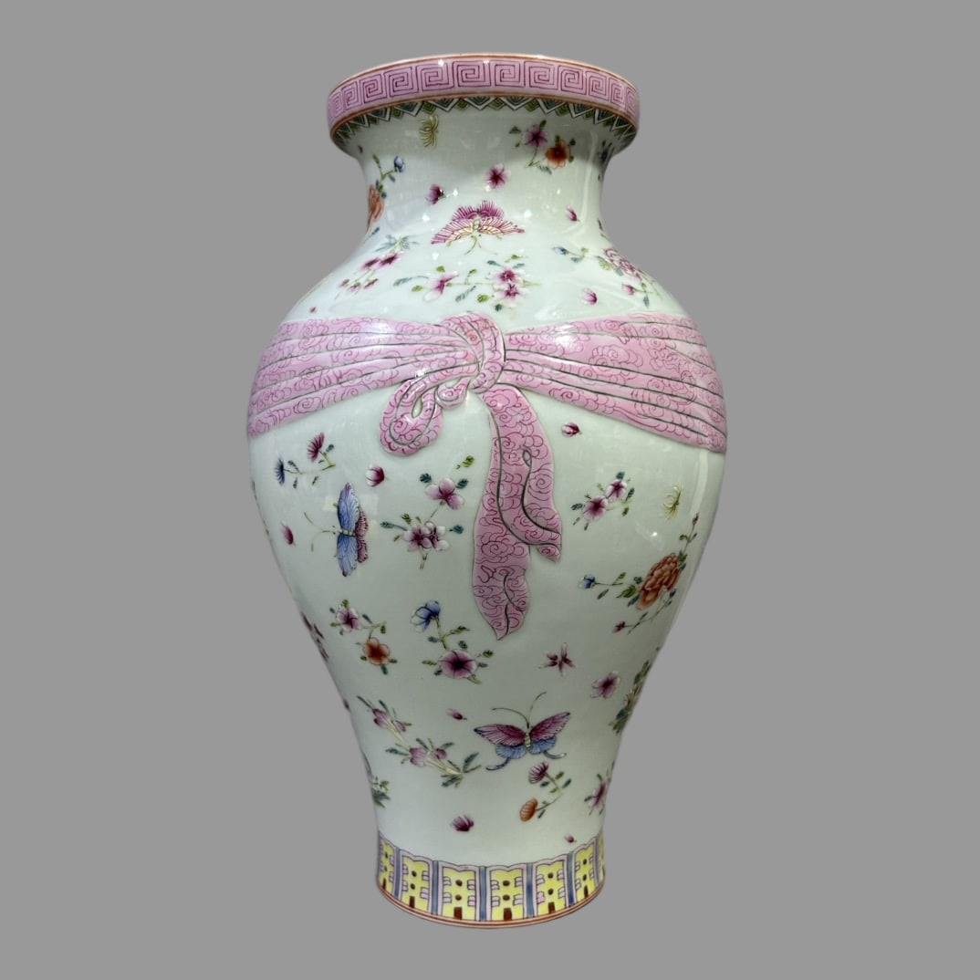 A Exquisite Famille-Rose Flower Butterfly Pattern Vase: A Exquisite Famille-Rose Flower Butterfly Pattern Vase,Qing Dynasty, China,Qianlong Six-character Mark,Size:11.8inx5.9in