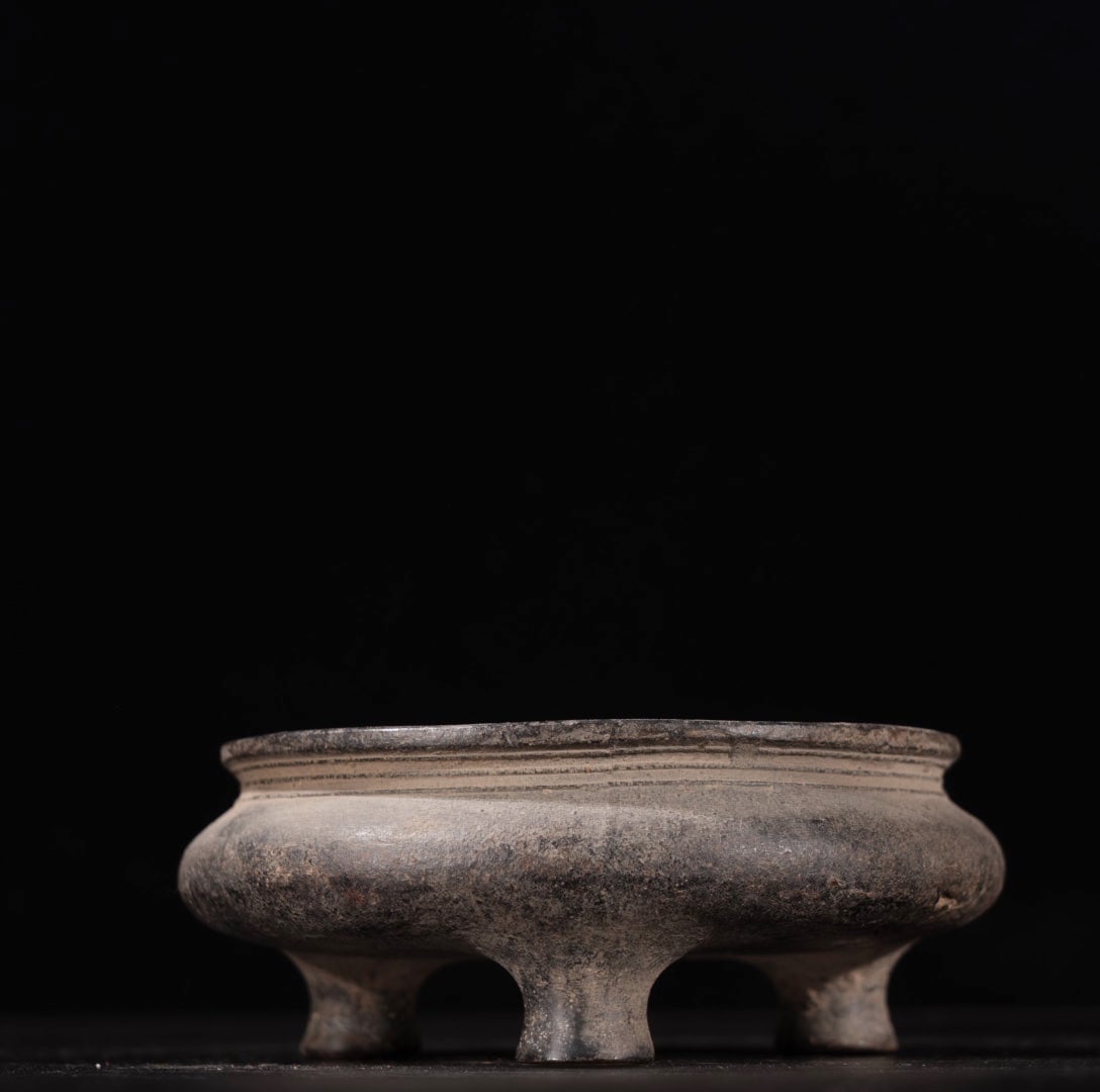 A Exquisite Coppery Tripod Censer: A Exquisite Coppery Tripod Censer,Han Dynasty, China,With Mark,Size:1.8inx4.5in,Weight:875g 铜三足炉,中国汉代,带款