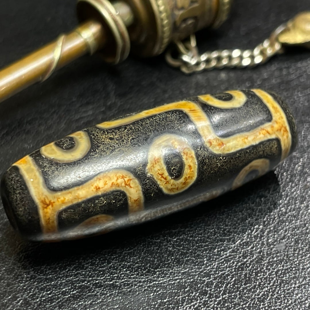 A Exquisite Black Gold Nine Eye Dzi bead: A Exquisite Black Gold Nine Eye Dzi bead,Qing Dynasty, China,Size:0.6inx1.6in 黑金九眼天珠,中国清代