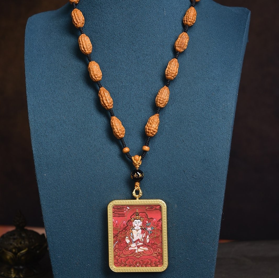 A Exquisite Statue of Bodhisattva Buddha Amulet Necklace: Statue of Bodhisattva Buddha Amulet Necklace,Qing Dynasty, China,Weight:85g 菩萨佛牌项链,中国清代