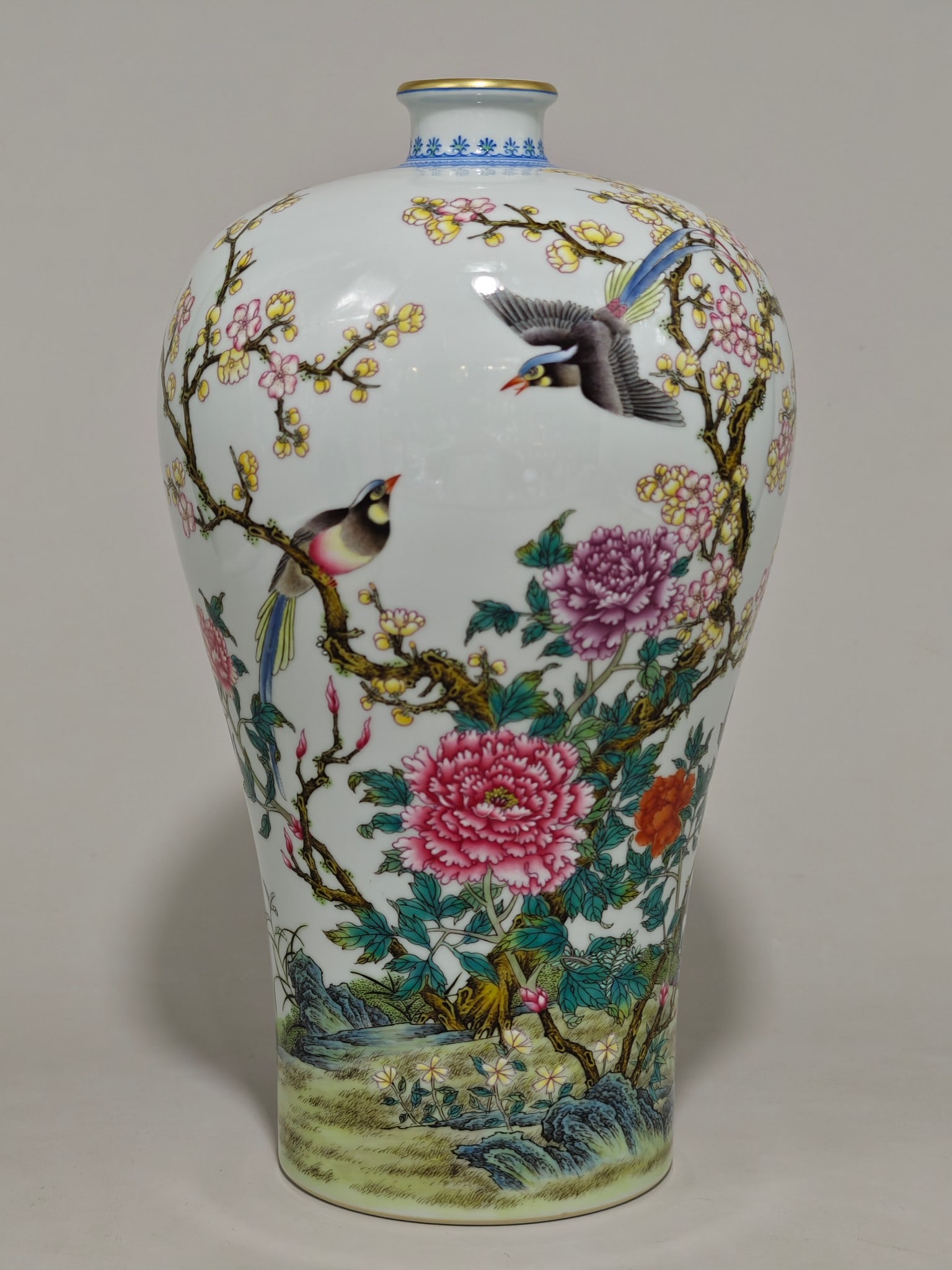 A Exquisite Famille-Rose Flower and Bird Pattern Vase: A Exquisite Famille-Rose Flower and Bird Pattern Vase,Qing Dynasty, China,Yongzheng Six-character Mark,Size:12inx6.7in 粉彩花鸟纹瓶,中国清代
