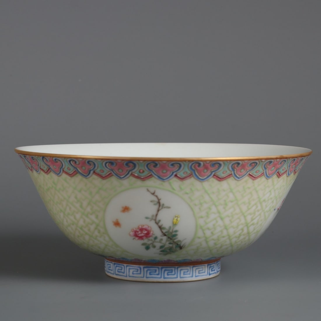 A Exquisite Famille-Rose Flower Pattern Bowl: A Exquisite Famille-Rose Flower Pattern Bowl,Qing Dynasty, China,Qianlong Six-character Mark,Size:2.4inx5.7in 粉彩花卉纹碗,中国清代,乾