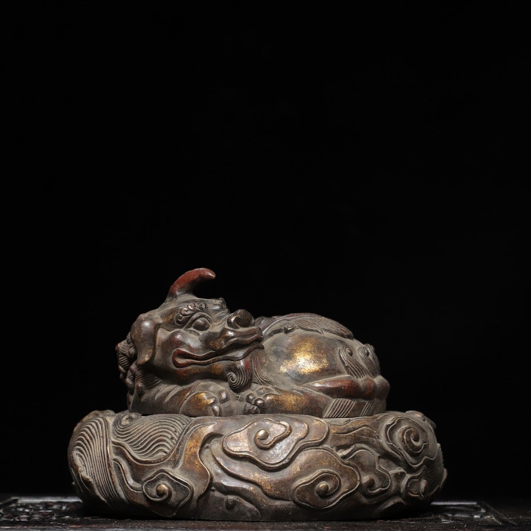 A Exquisite Gold-Foiled Bronze Auspicious Beast Censer: A Exquisite Gold-Foiled Bronze Auspicious Beast Censer,Ming Dynasty, China,Xuande Six-character Mark,Size:6.3inx9.1inx5.9in,Weight:2800g 铜拓金瑞兽炉,中ࢲ