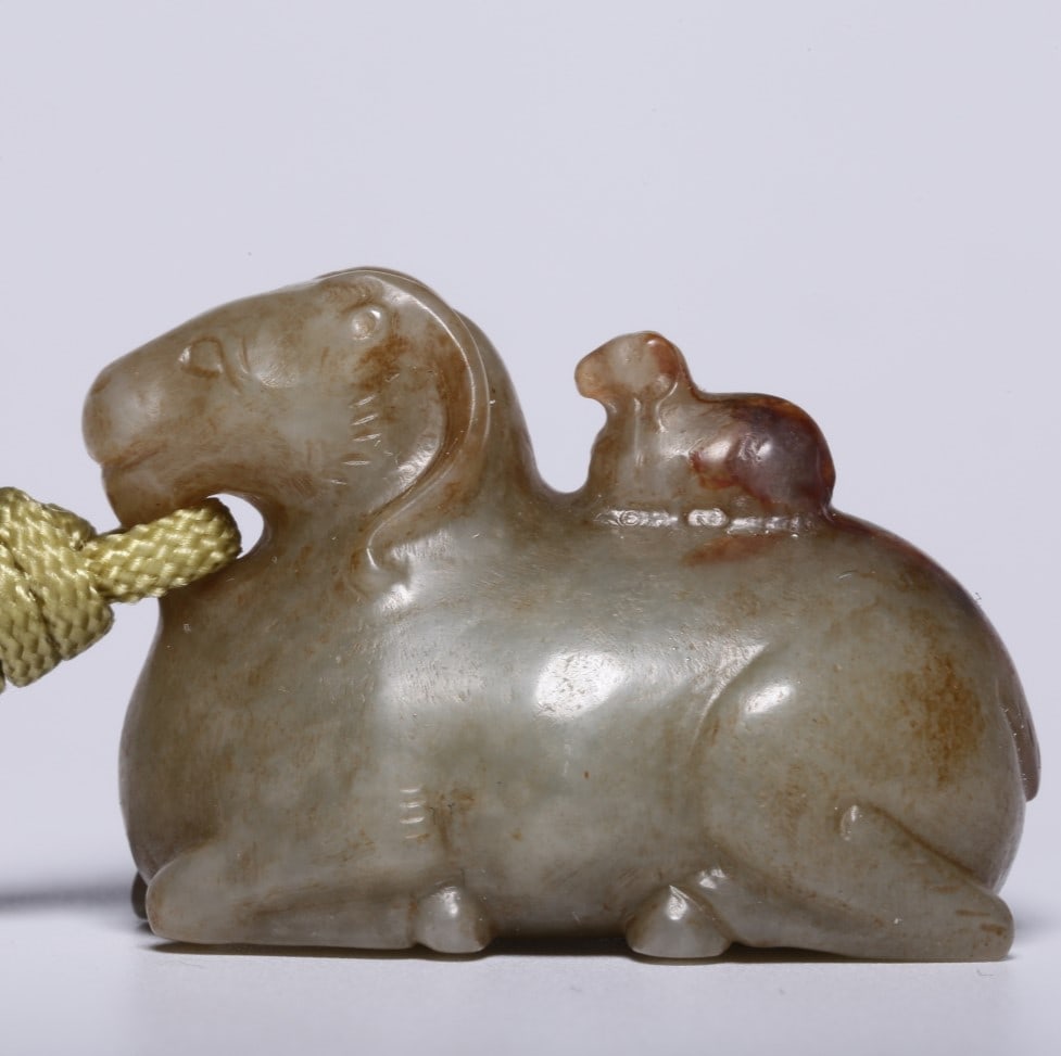 A Exquisite Hotan Jade Sheep Ornament: A Exquisite Hotan Jade Sheep Ornament,Qing Dynasty, China,Size:1.4inx0.8inx1in,Weight:29.4g 和田玉羊摆件,中国清代