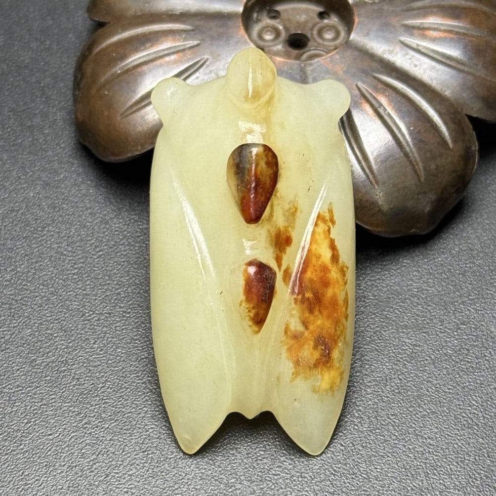 A Exquisite Hotan Jade Cicada Ornament: A Exquisite Hotan Jade Cicada Ornament,Qing Dynasty, China,Size:1.9inx1inx0.7in,Weight:28g 和田玉玉蝉摆件,中国清代