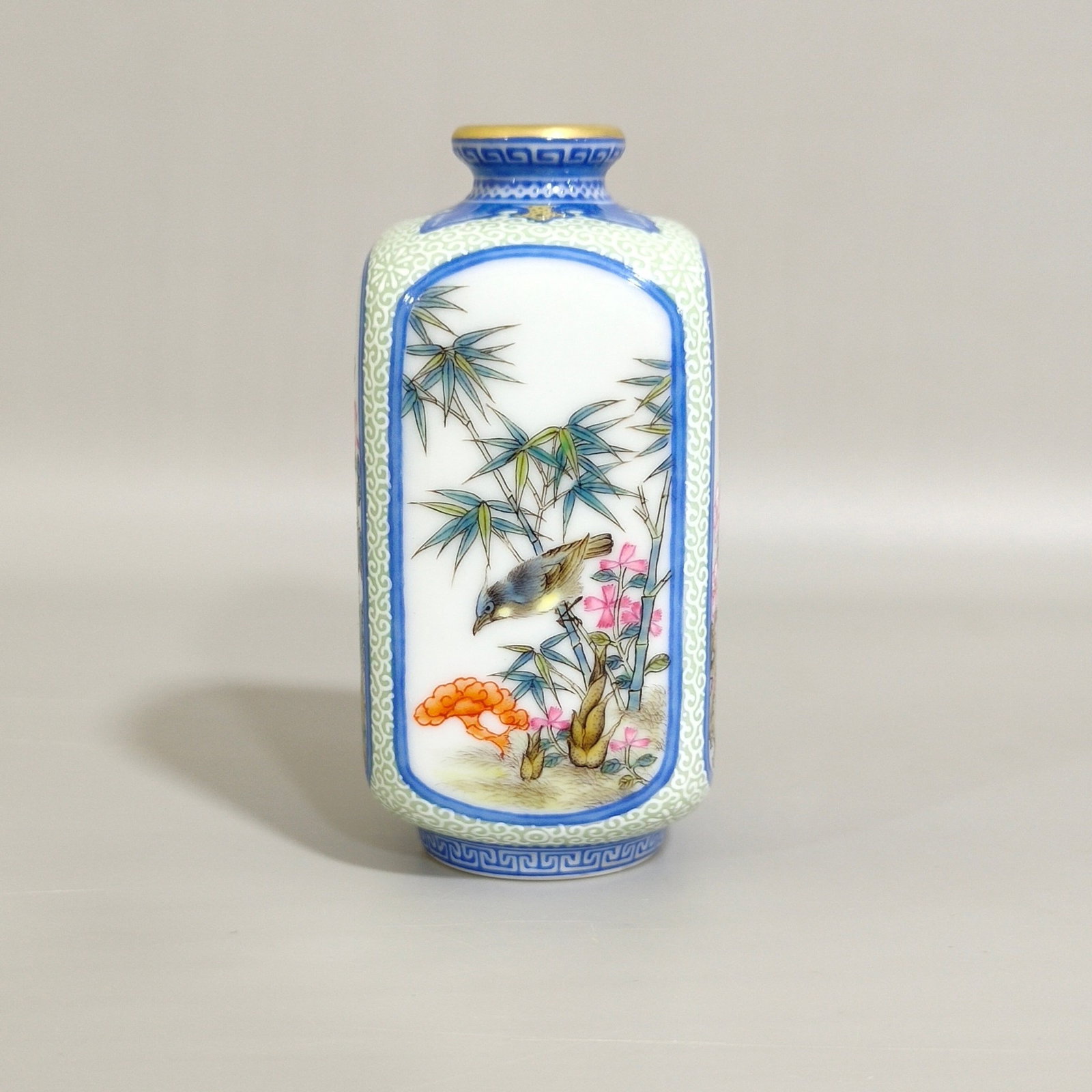 An Exquisite Enamel Flower and Bird Pattern Snuff Bottle: An Exquisite Enamel Flower and Bird Pattern Snuff Bottle,Qing Dynasty,China,Yongzheng Four-character Mark,Size:3.1inx1.4in 珐琅彩花鸟纹鼻烟壶,