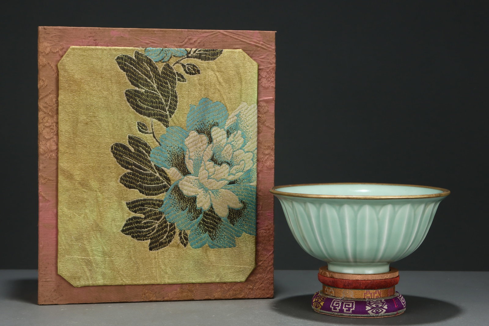 An Exquisite Longquan yao Celadon Glazed Flower Pattern Bowl: An Exquisite Longquan yao Celadon Glazed Flower Pattern Bowl,Song Dynasty,China,Size:3.5inx7.3in 龙泉窑粉青釉花卉纹碗,中国ध
