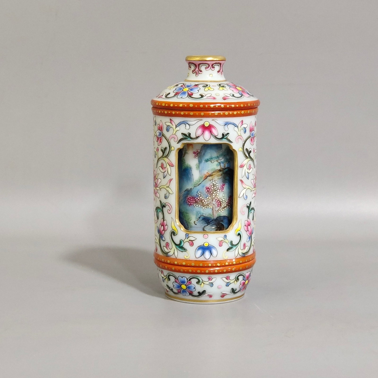 An Exquisite Famille-Rose Landscape Pattern Snuff Bottle: An Exquisite Famille-Rose Landscape Pattern Snuff Bottle,Qing Dynasty,China,Qianlong Six-character Mark,Size:3.9inx1.8in 粉彩山水纹鼻烟壶,中ࢲ