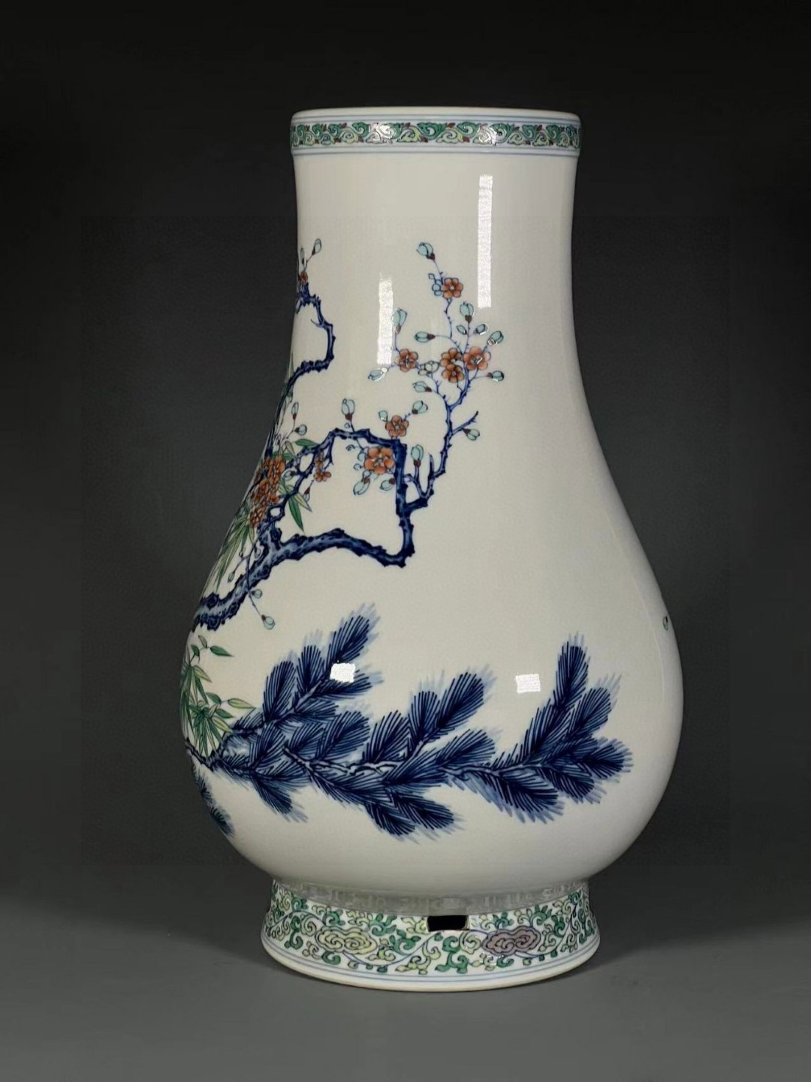 A Rare Doucai Flower Pattern Vase - 2