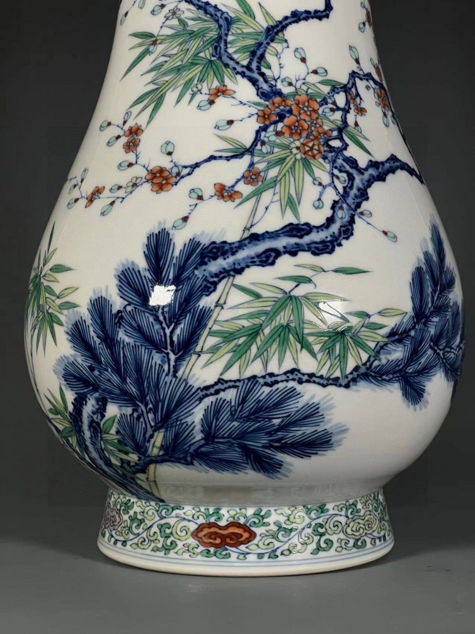 A Rare Doucai Flower Pattern Vase - 4