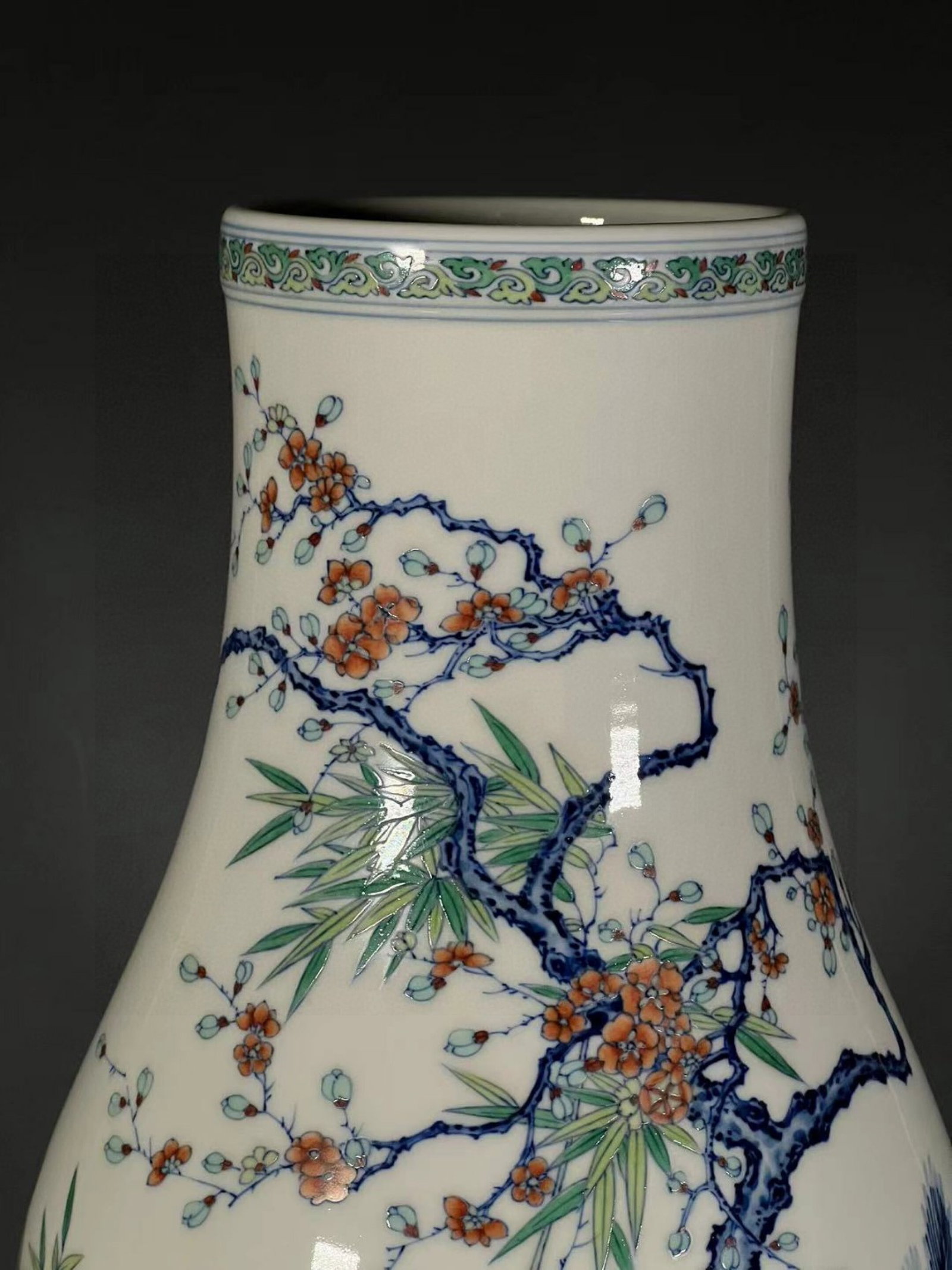 A Rare Doucai Flower Pattern Vase - 6