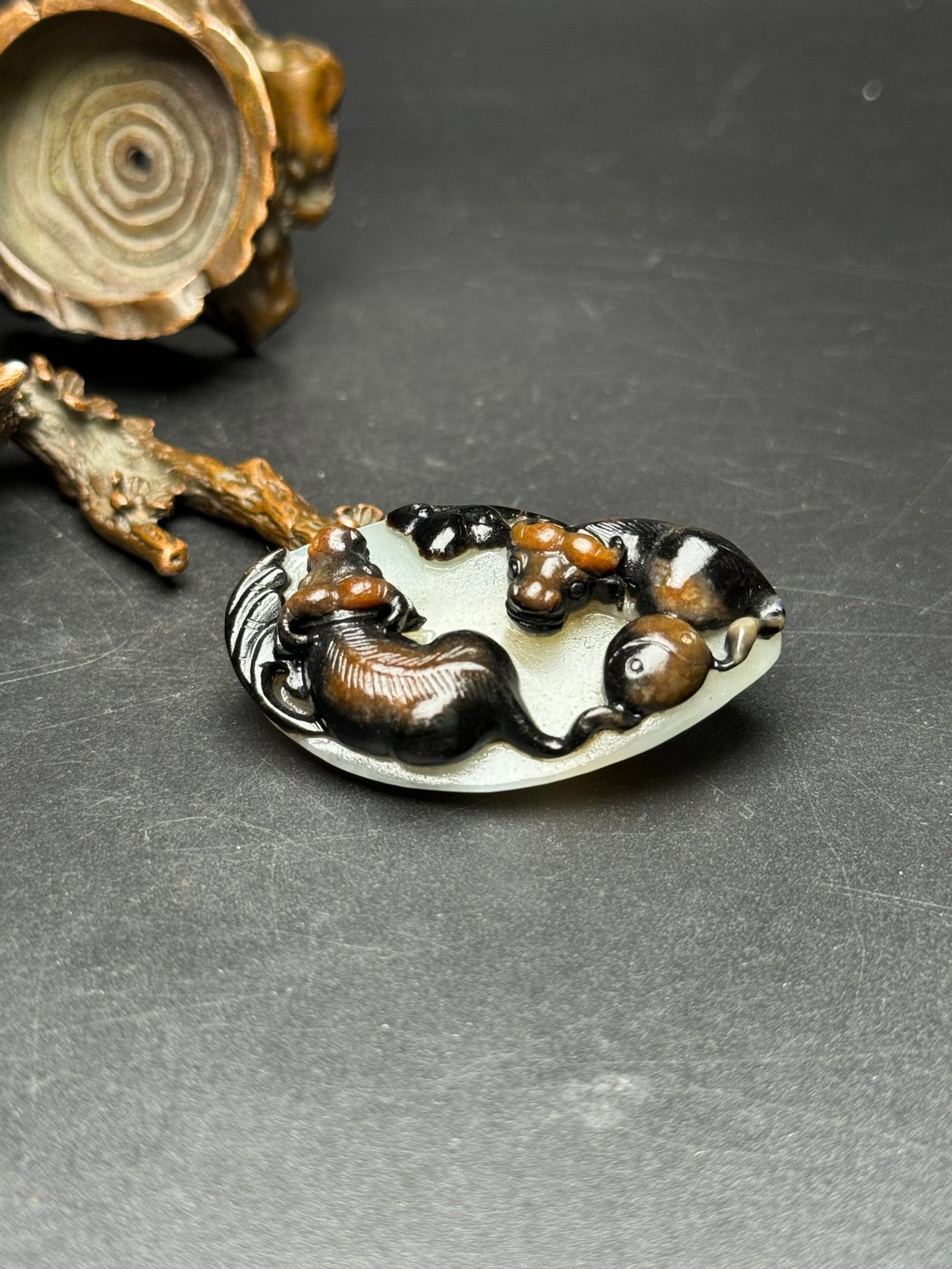 An Exquisite White Jade Buffalo Pattern Ornament - 3