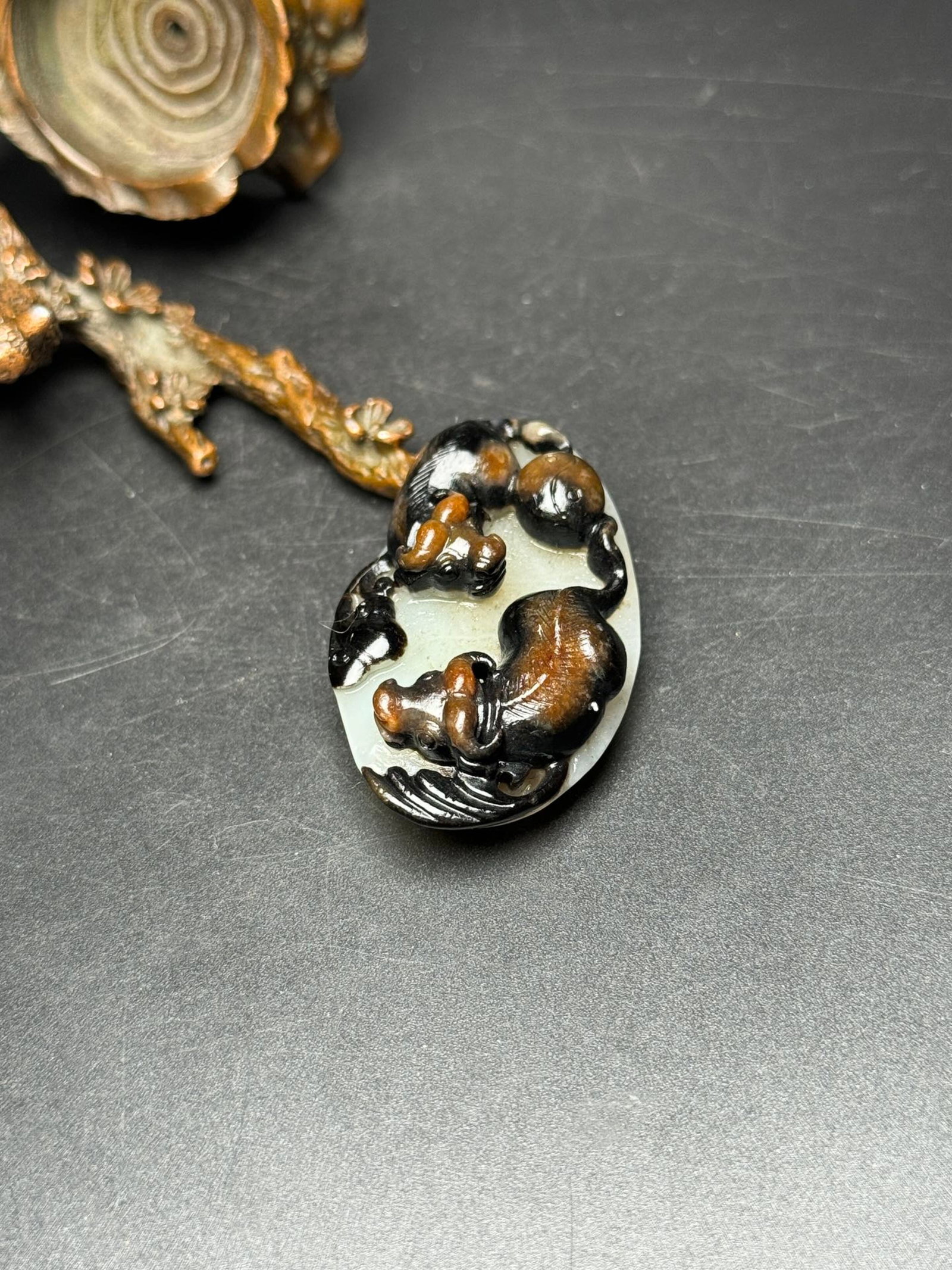 An Exquisite White Jade Buffalo Pattern Ornament - 7