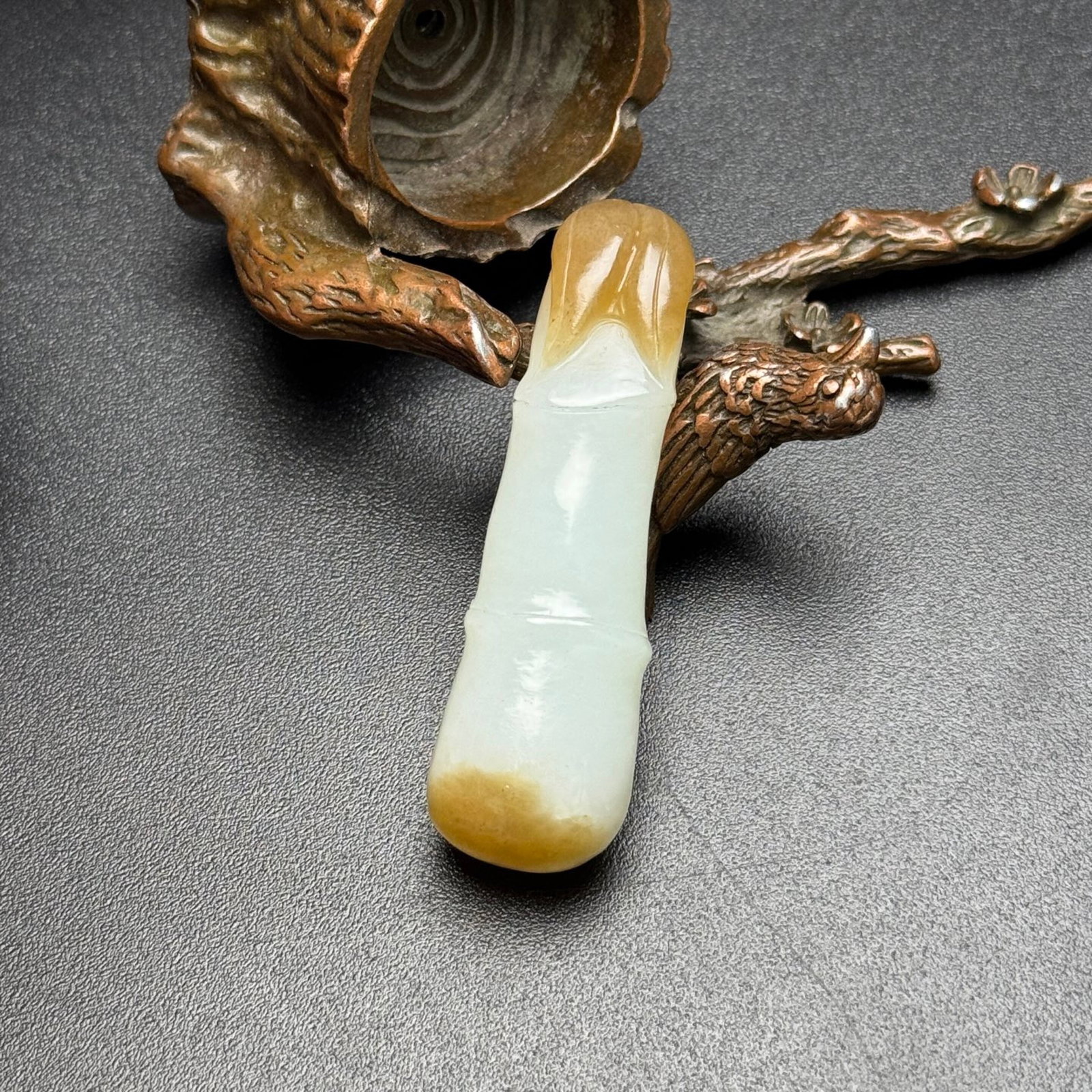 An Exquisite White Jade Bamboo Pattern Pendant: An Exquisite White Jade Bamboo Pattern Pendant,Qing Dynasty,China,Size:2.2inx0.7inx0.5in,Weight:23g 白玉竹纹挂件,中国清代