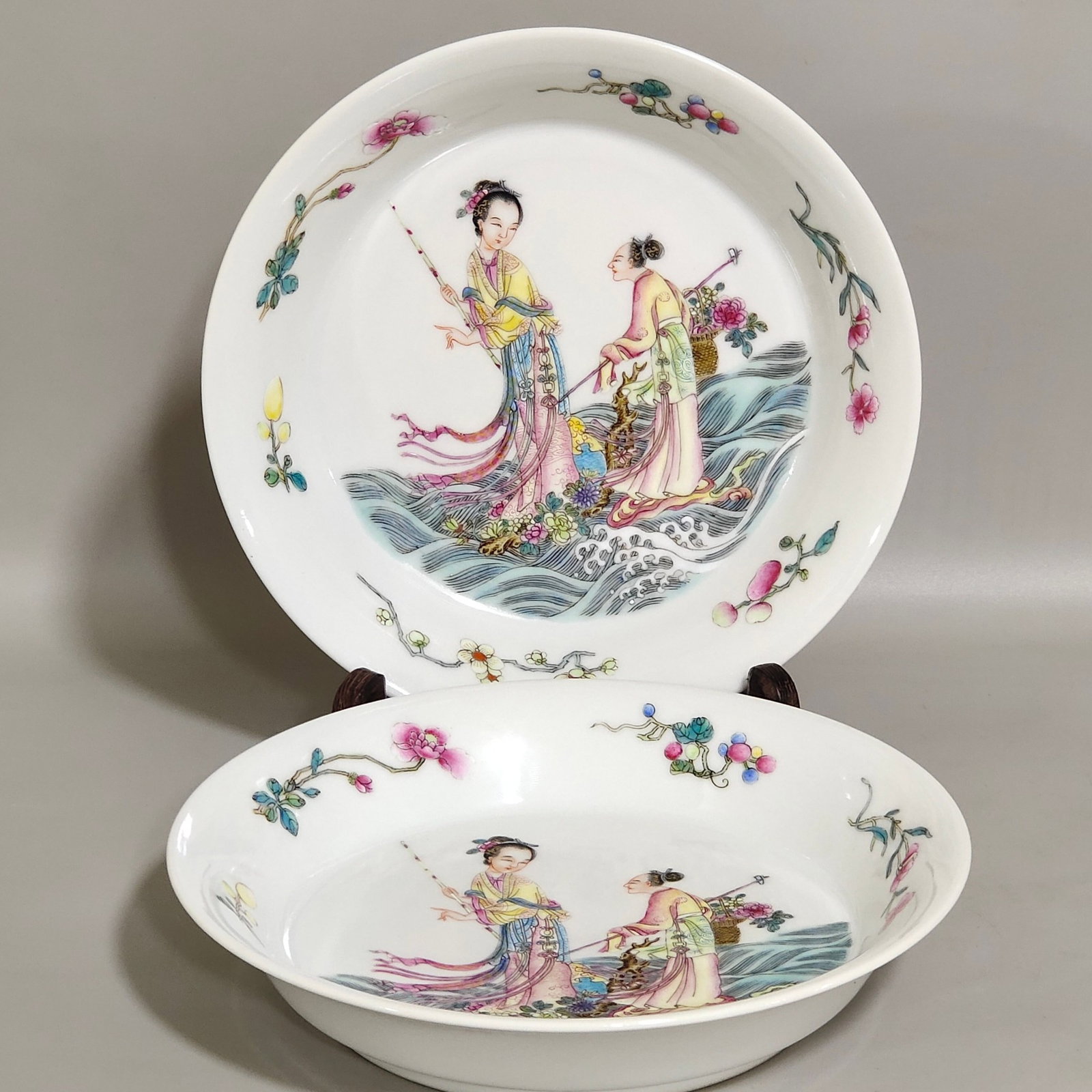 A Pair of Exquisite Famille-Rose Character and Story Pattern Plates: A Pair of Exquisite Famille-Rose Character and Story Pattern Plates,Qing Dynasty,China,Yongzheng Six-character Mark,Size:1.3inx5.9in 一对粉彩人物故事