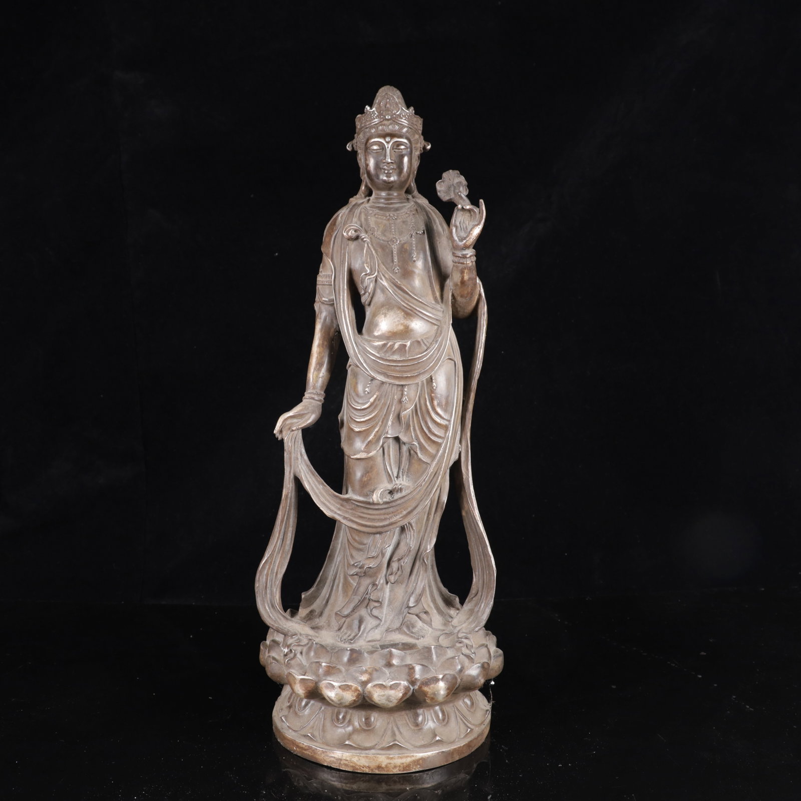 An Exquisite Silver-Plated Bronze Statue of Avalokitesvara: An Exquisite Silver-Plated Bronze Statue of Avalokitesvara,Qing Dynasty,China,Size:6.7inx17.7in,Weight:3300g 铜镀银观音像,中国清代