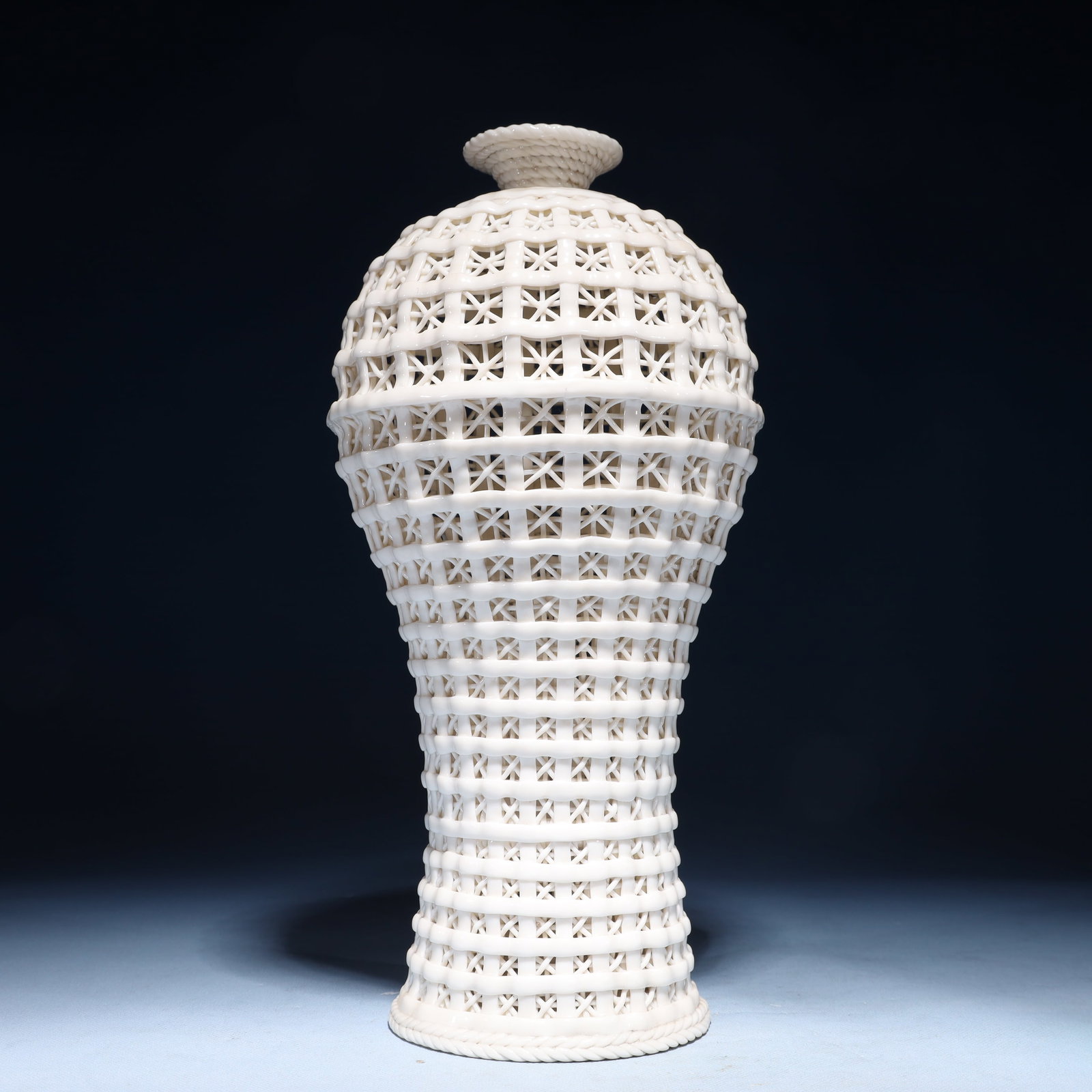 An Exquisite Blance-De-Chine Vase: An Exquisite Blance-De-Chine Vase Blance-De-Chine Vase,Ming Dynasty,China,Size:5.9inx13in,Weight:1200g 德化瓷瓶,中国明代
