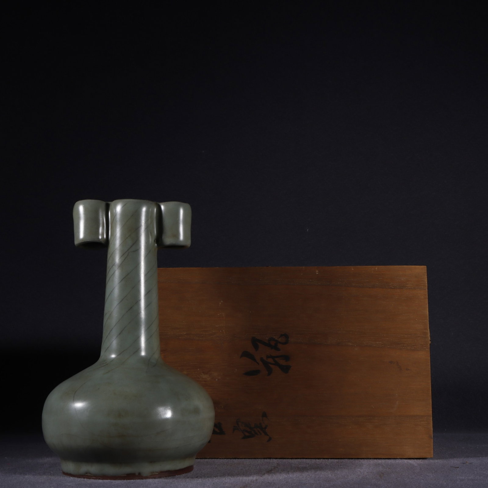 An Exquisite Guan yao Celadon Glazed Double-Ears Vase: An Exquisite Guan yao Celadon Glazed Double-Ears Vase,Song Dynasty,China,Size:7.5inx4.7in 官窑粉青釉双耳瓶,中国宋代
