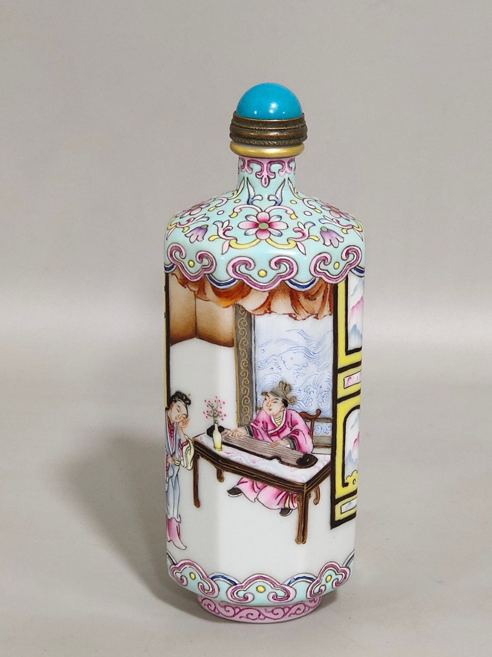 An Exquisite Green Ground Famille-Rose Character and Story Pattern Snuff Bottle: An Exquisite Green Ground Famille-Rose Character and Story Pattern Snuff Bottle,Qing Dynasty,China,Qianlong Six-character Mark,Size:4.3inx1.6in 绿地粉彩人物故