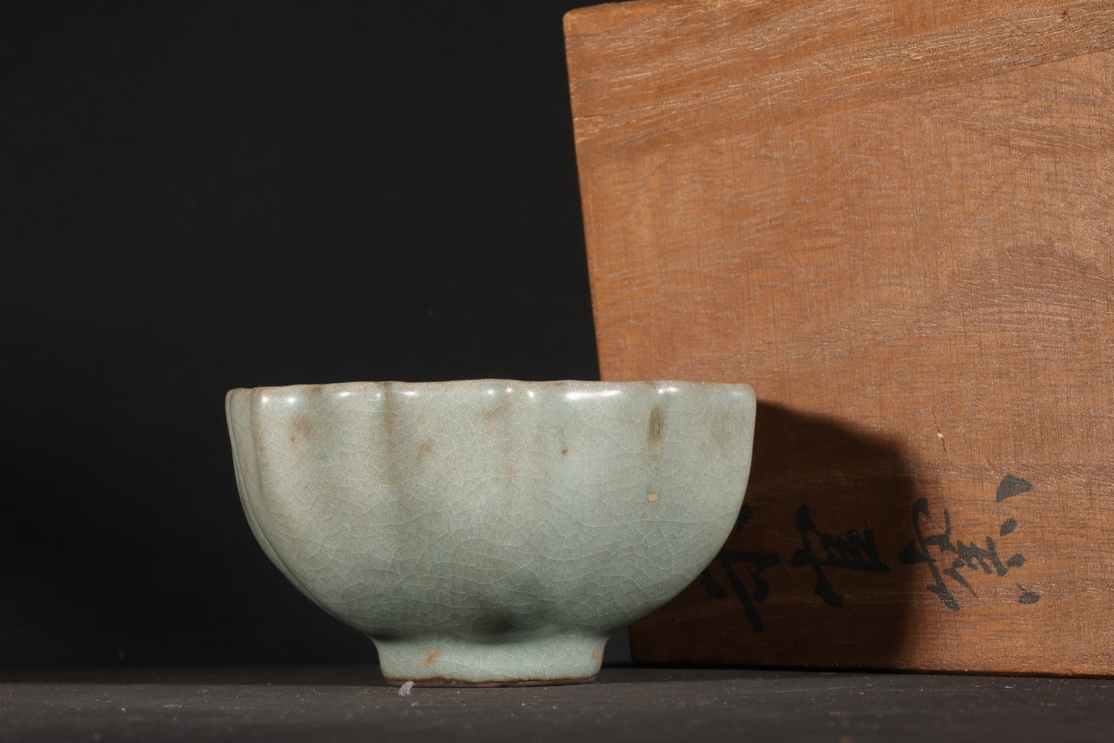 An Exquisite Guan yao Celadon Glazed Cup: An Exquisite Guan yao Celadon Glazed Cup,Song Dynasty,China,Size:2inx3.7in 官窑青釉杯子,中国宋代