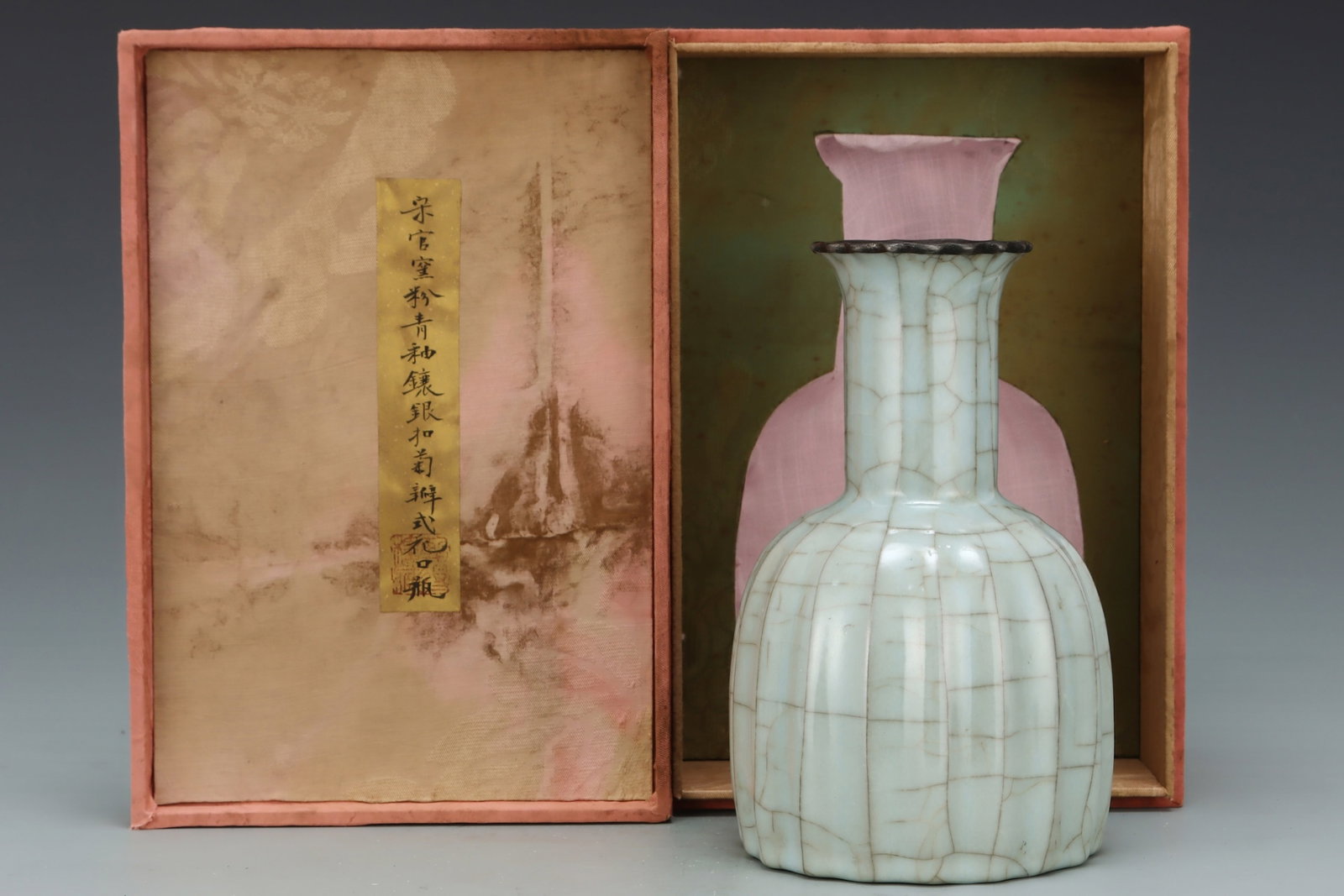 An Exquisite Guan yao Celadon Glazed Inlaid Gold Vase,with an Imperial Poem by Emperor Qianlong: An Exquisite Guan yao Celadon Glazed Inlaid Gold Vase,with an Imperial Poem by Emperor Qianlong,Song Dynasty,China,Size:9.1inx5.7in 官窑粉青釉镶金瓶,