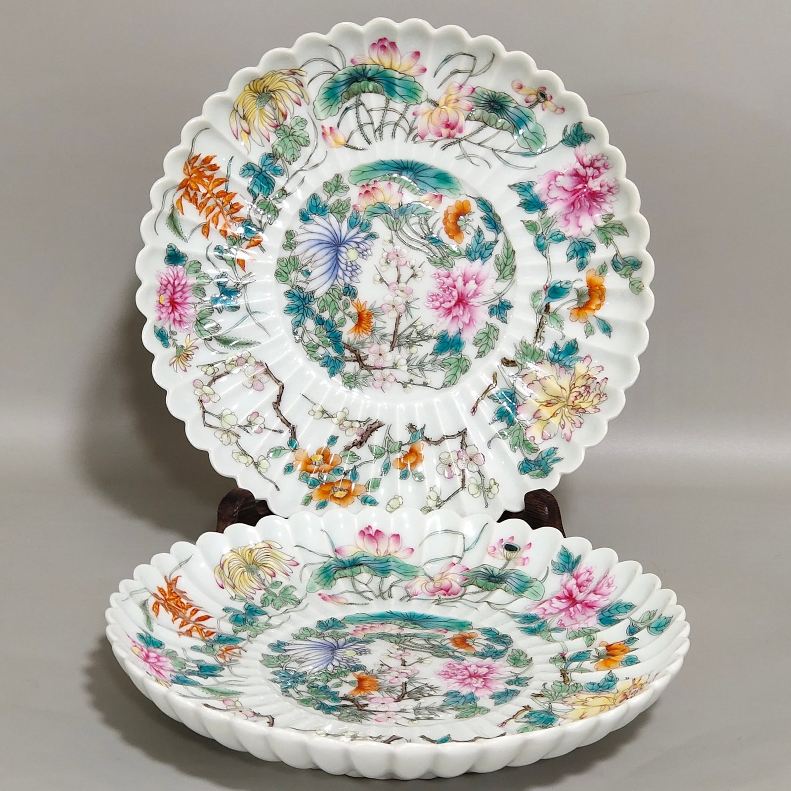 A Pair of Exquisite Famille-Rose Flower Pattern Plates: A Pair of Exquisite Famille-Rose Flower Pattern Plates,Qing Dynasty,China,Yongzheng Six-character Mark,Size:1.1inx6.3in 一对粉彩花卉纹盘子,中