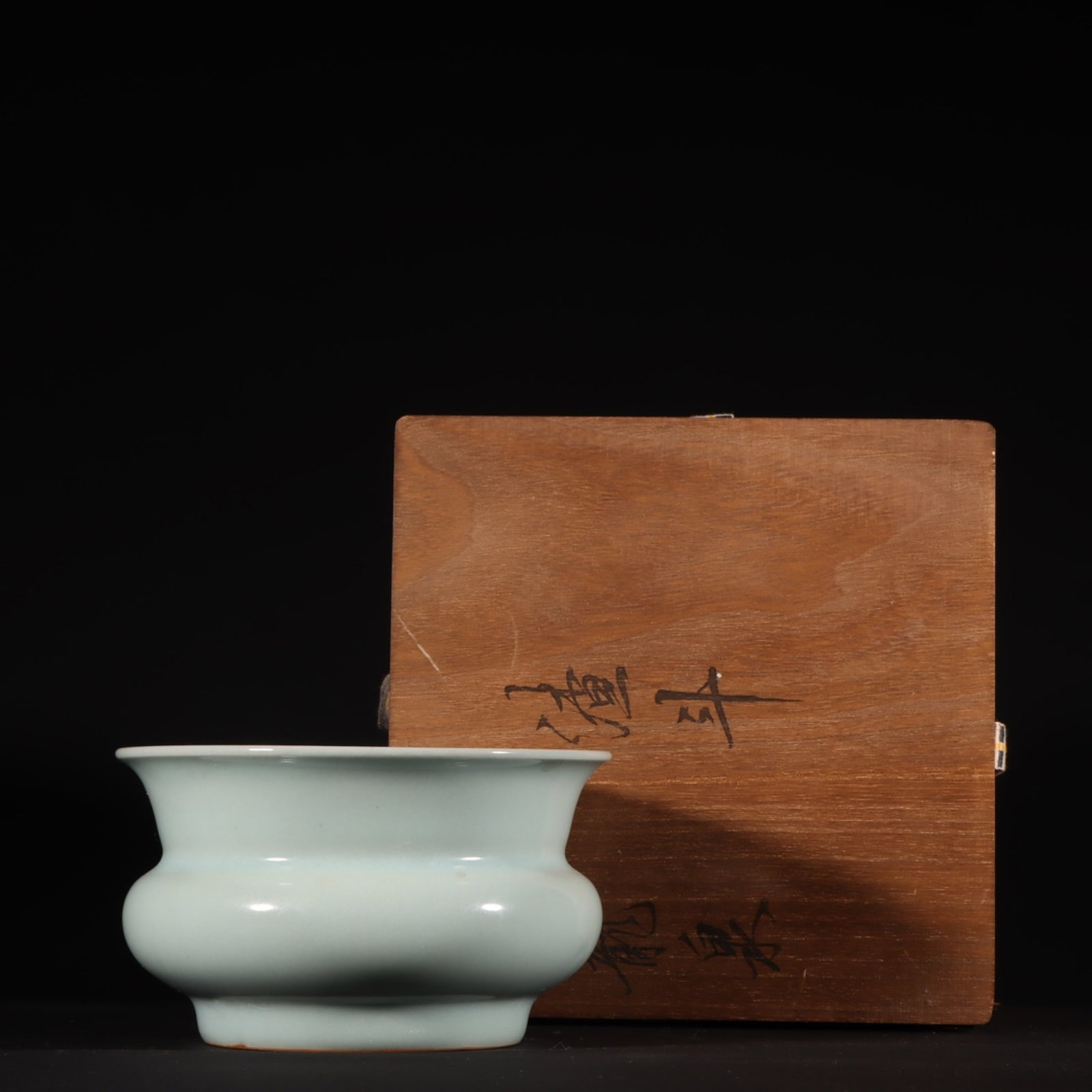 An Exquisite Longquan yao Celadon Glazed Jar: An Exquisite Longquan yao Celadon Glazed Jar,Song Dynasty,China,Size:2.9inx4.7in 龙泉窑粉青釉罐,中国宋代