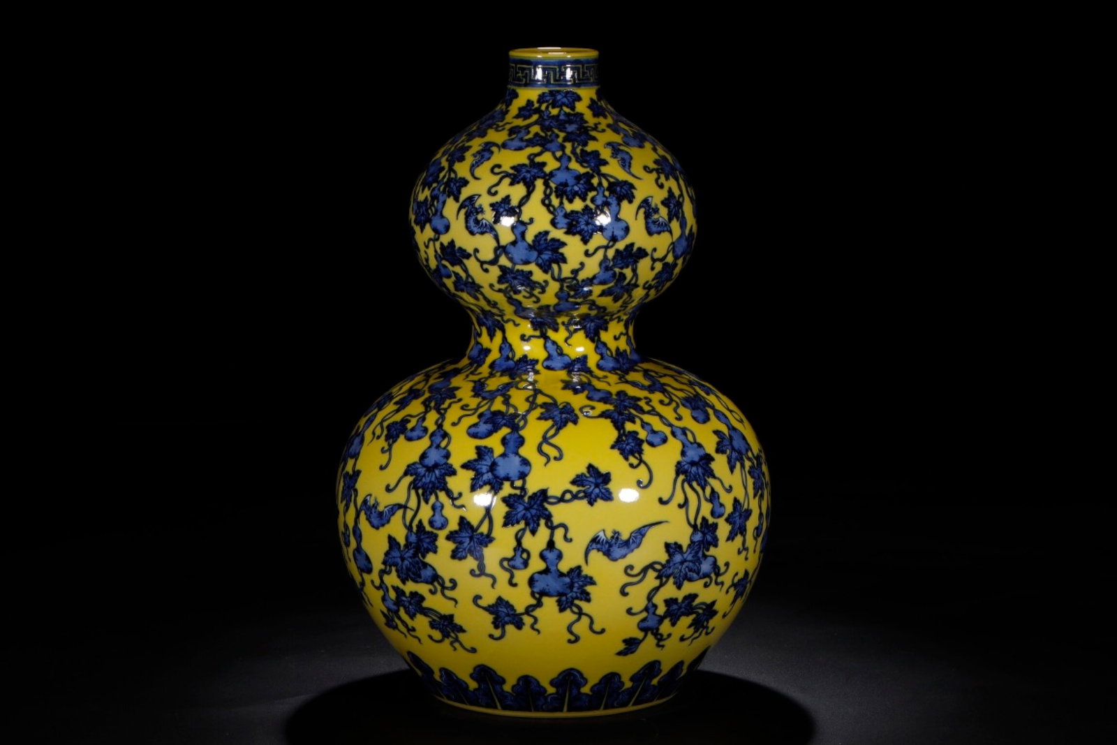 A Huge Yellow Ground Blue and White Bats and Gourd Pattern Gourd-Shaped Vase: A Huge Yellow Ground Blue and White Bats and Gourd Pattern Gourd-Shaped Vase,Qing Dynasty,China,Qianlong Six-character Mark,Size:17.7in 黄地青花蝙蝠葫芦